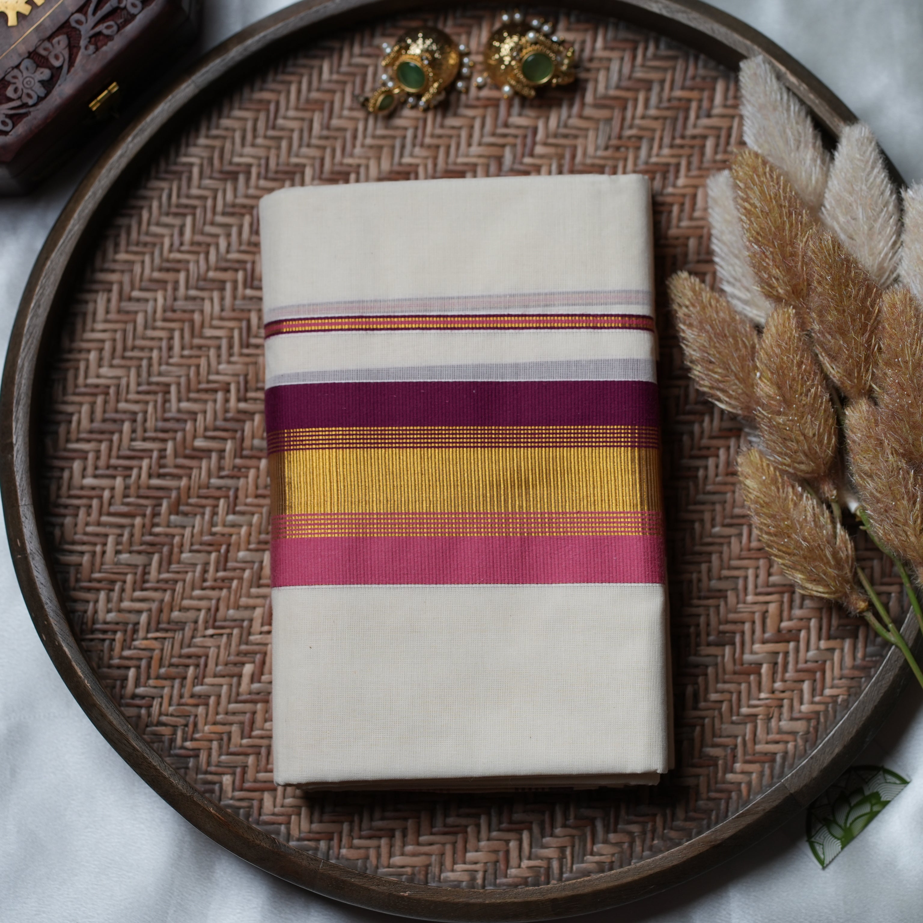 🌸 Rose Gold & Wine Harmony: The Elegant Pastel-Stripe Kerala Set Mundu 🌸
