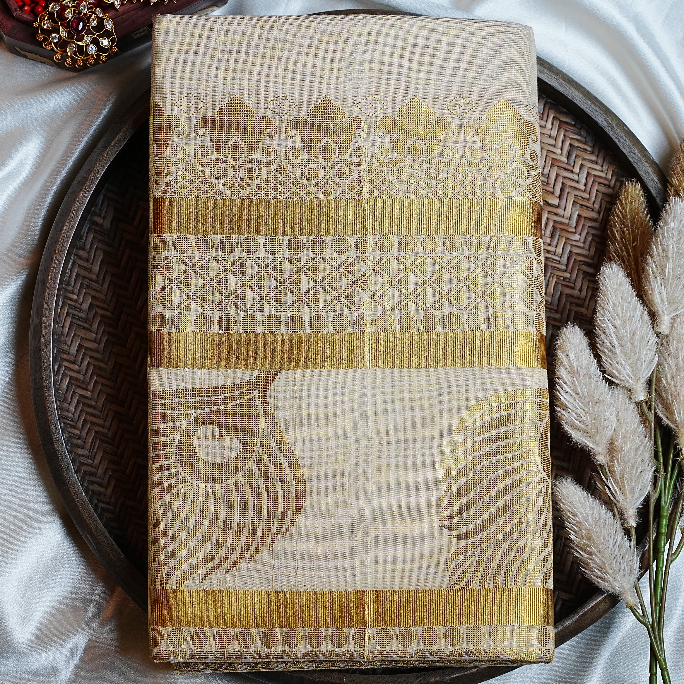 🦚 Shimmering Gold & Royal Peacock Motifs: The Premium Tissue Kerala Saree 🦚