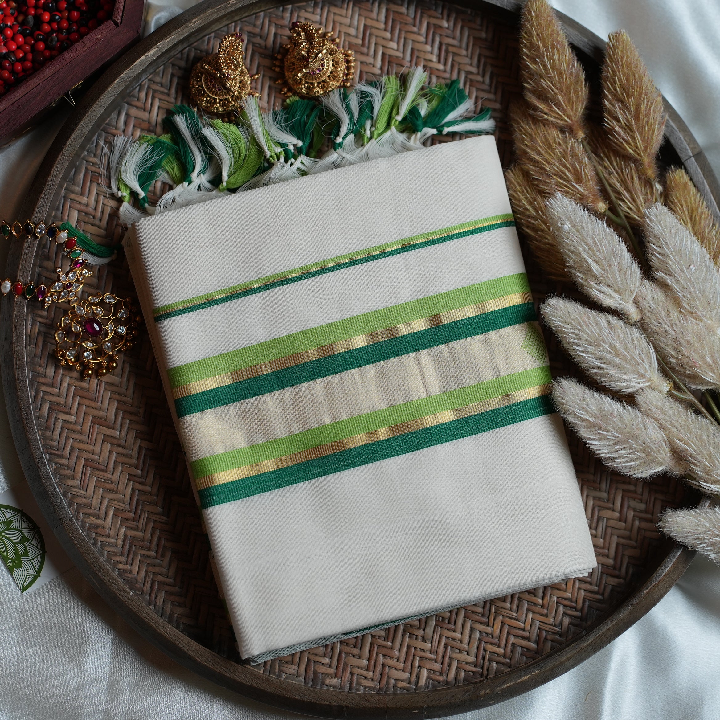🌿 Fresh Greens & Diamond Weaves: The Premium Balaramapuram Unakapavu Handloom Set Mundu 🌿