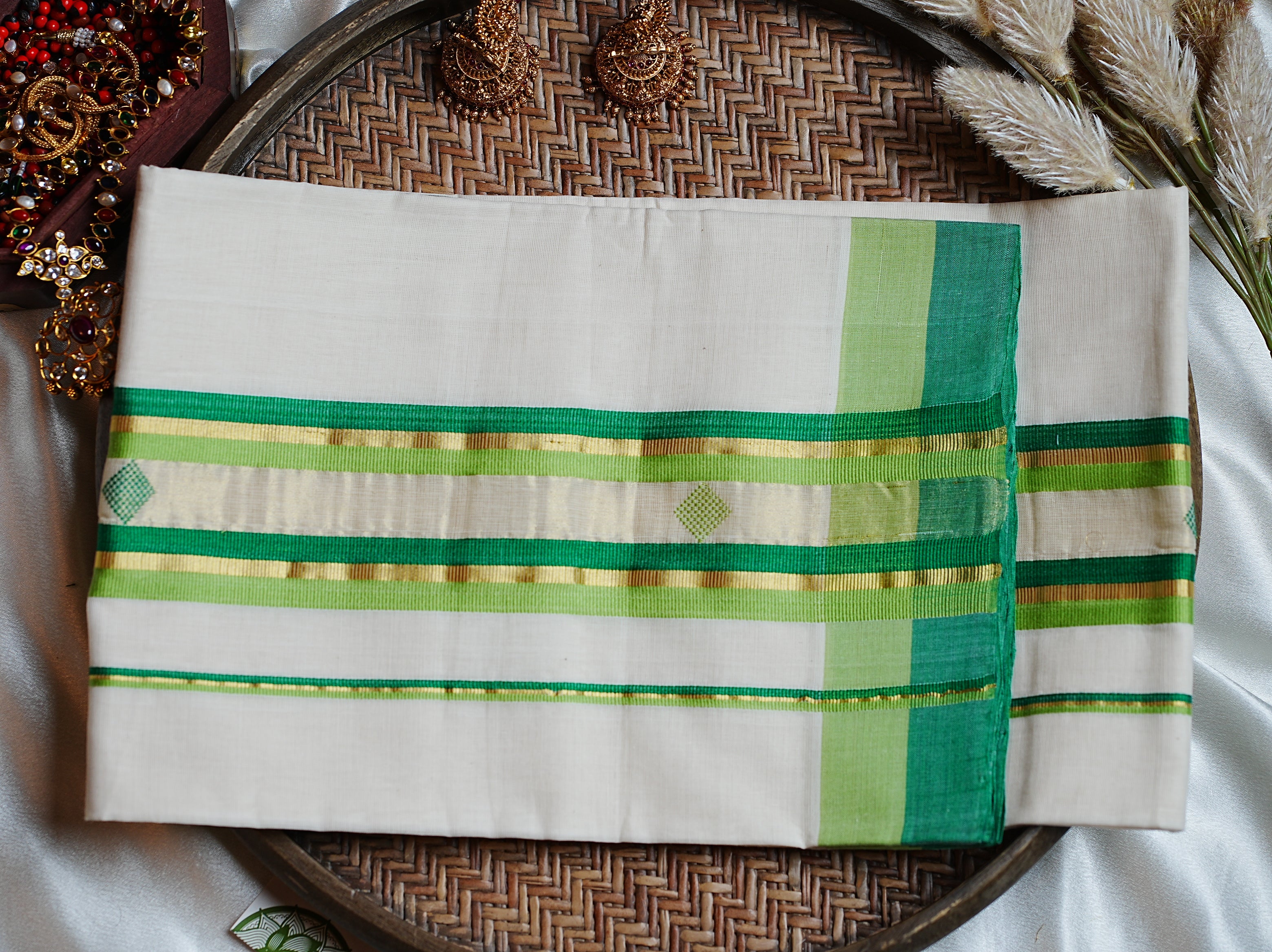 🌿 Fresh Greens & Diamond Weaves: The Premium Balaramapuram Unakapavu Handloom Set Mundu 🌿