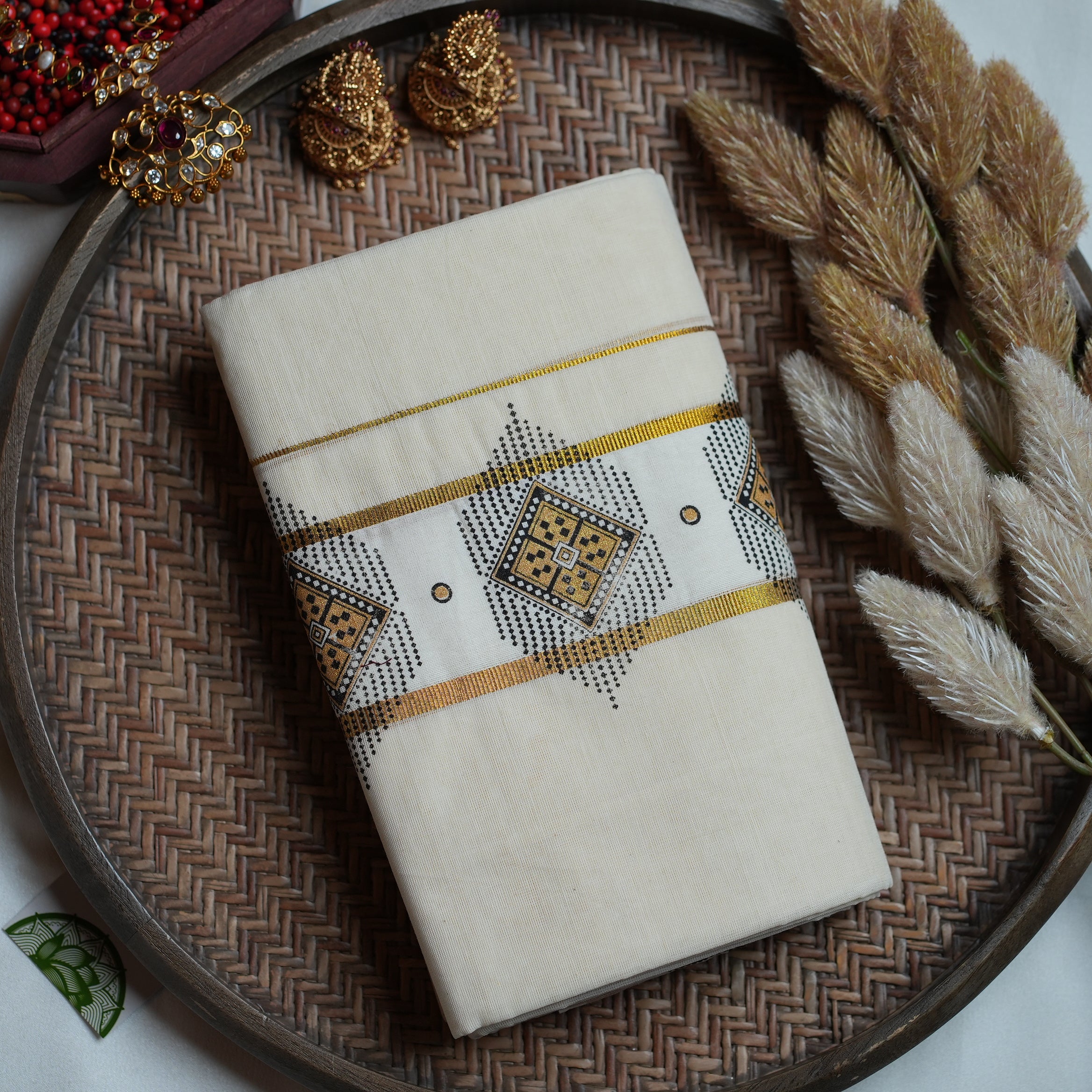 🧭 Geometric Temple Diamonds & Woven Gold Kerala Single Set Mundu ✨