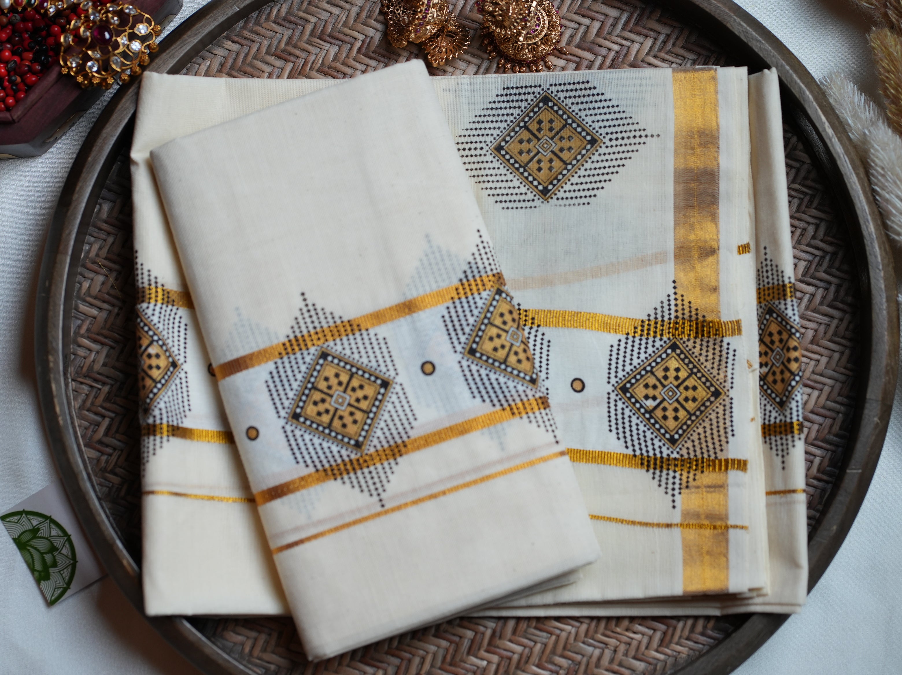 🧭 Geometric Temple Diamonds & Woven Gold Kerala Single Set Mundu ✨