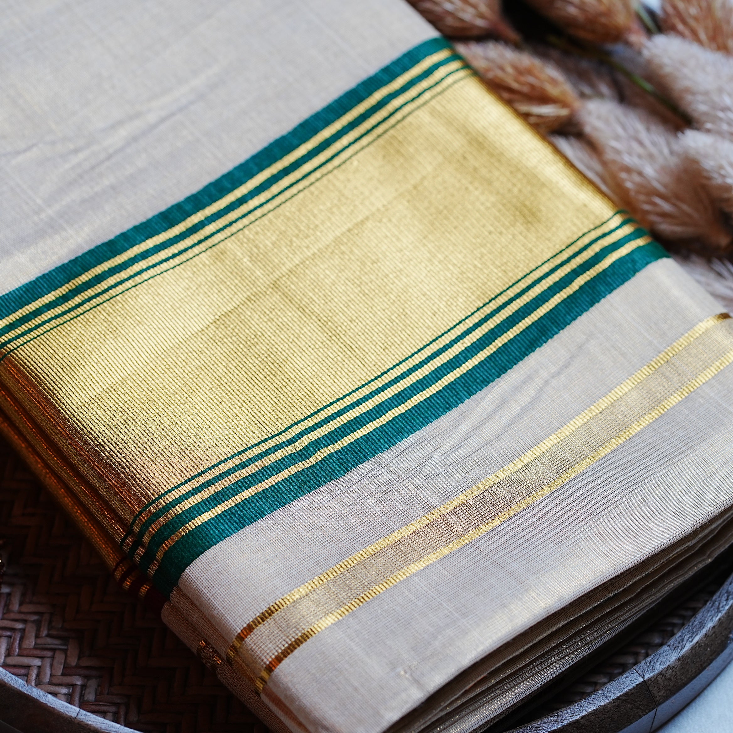 🌿 Bottle Green & Shimmering Kasavu: The Premium Tissue Kerala Saree ✨