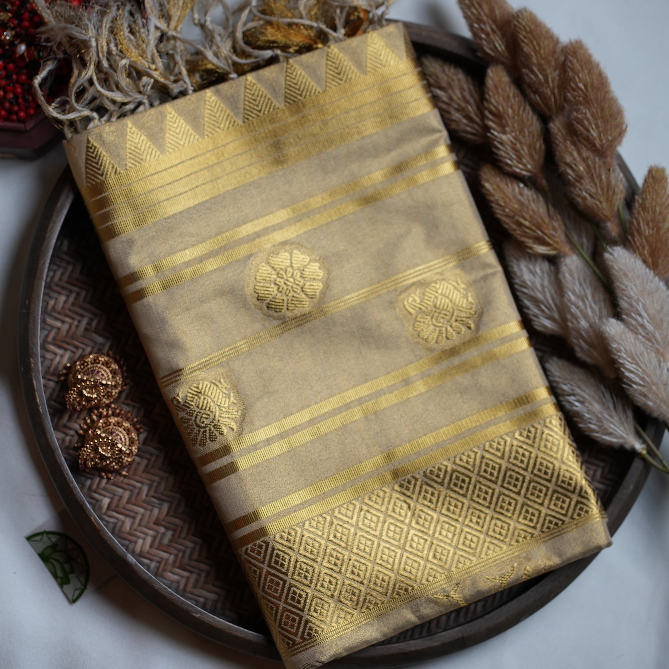 👑 Radiant Metallic Gold & Royal Kasavu: The Luxury Tissue Kerala Saree ✨