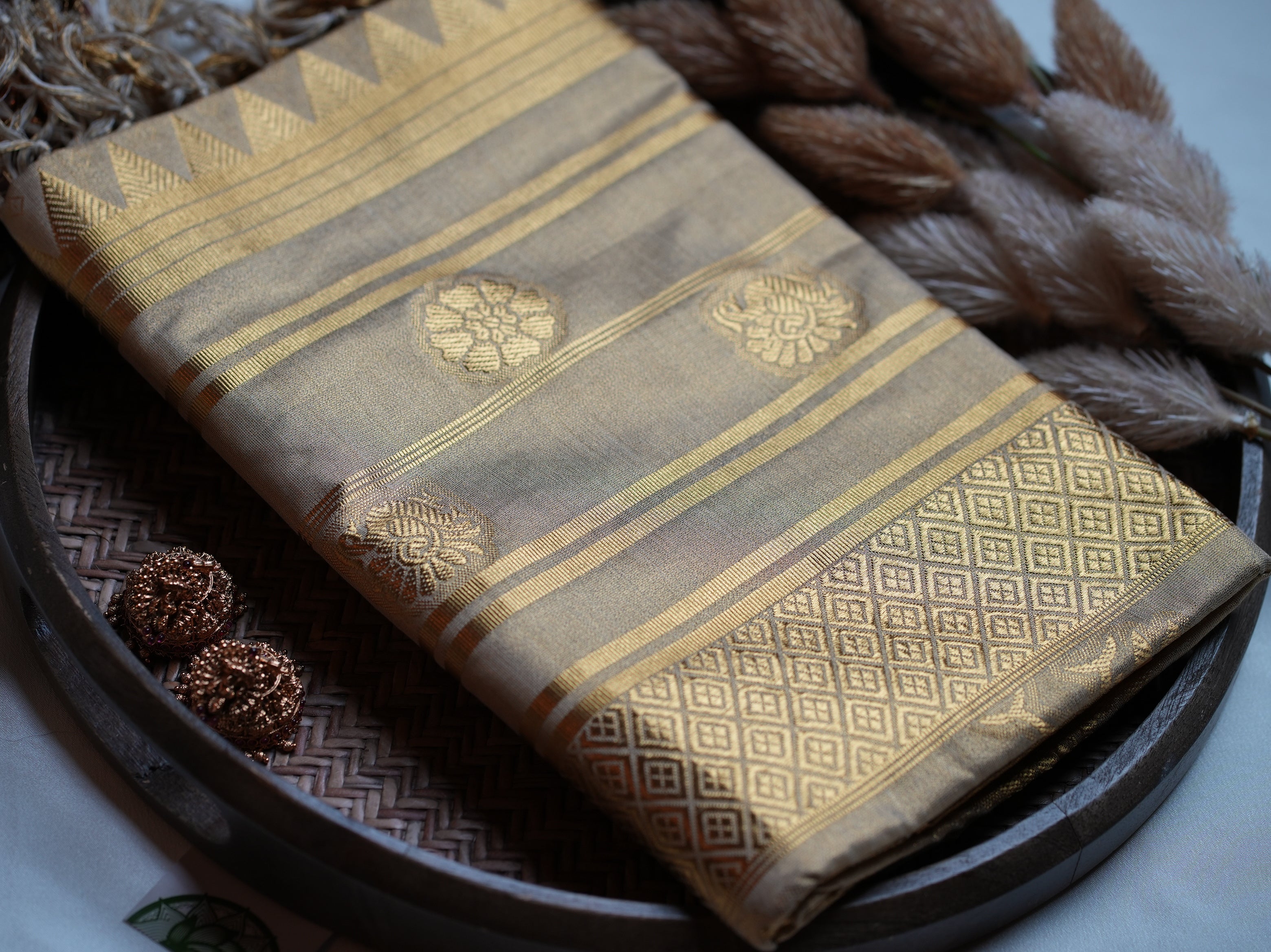 👑 Radiant Metallic Gold & Royal Kasavu: The Luxury Tissue Kerala Saree ✨