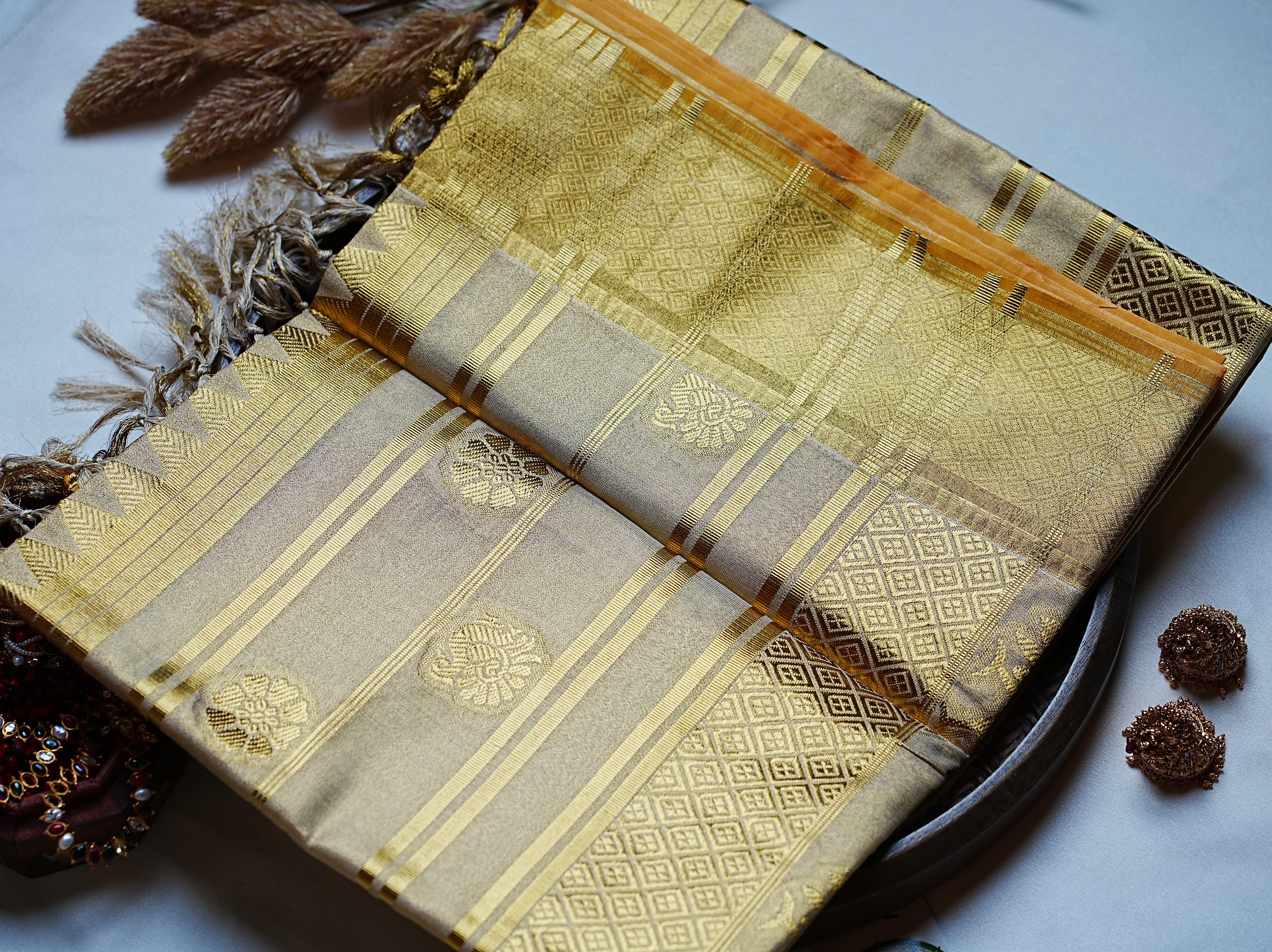 👑 Radiant Metallic Gold & Royal Kasavu: The Luxury Tissue Kerala Saree ✨