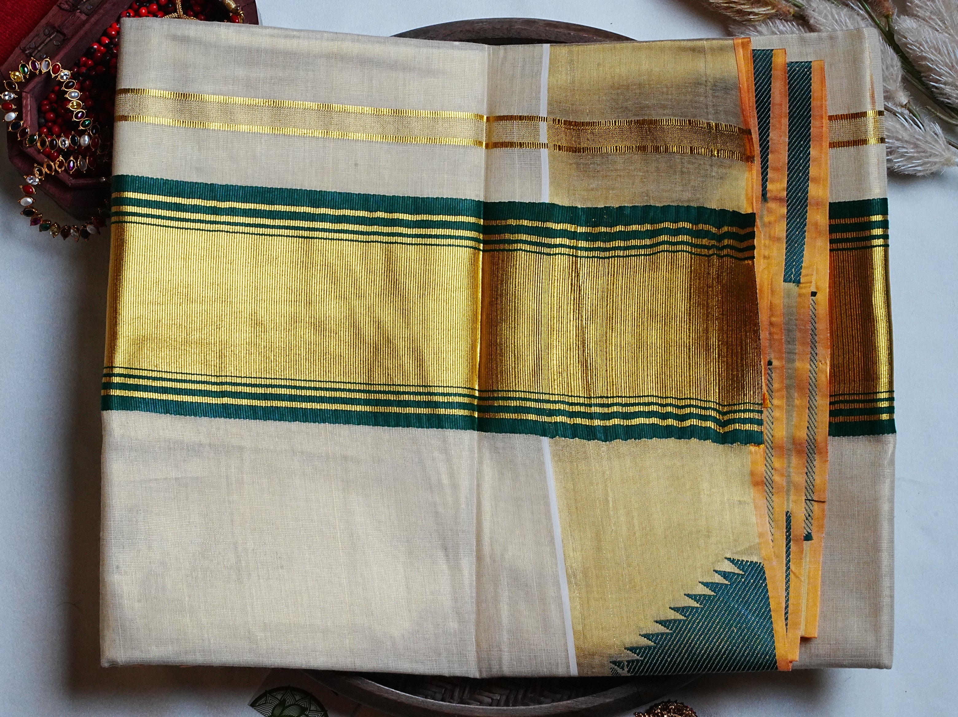 🌿 Bottle Green & Shimmering Kasavu: The Premium Tissue Kerala Saree ✨
