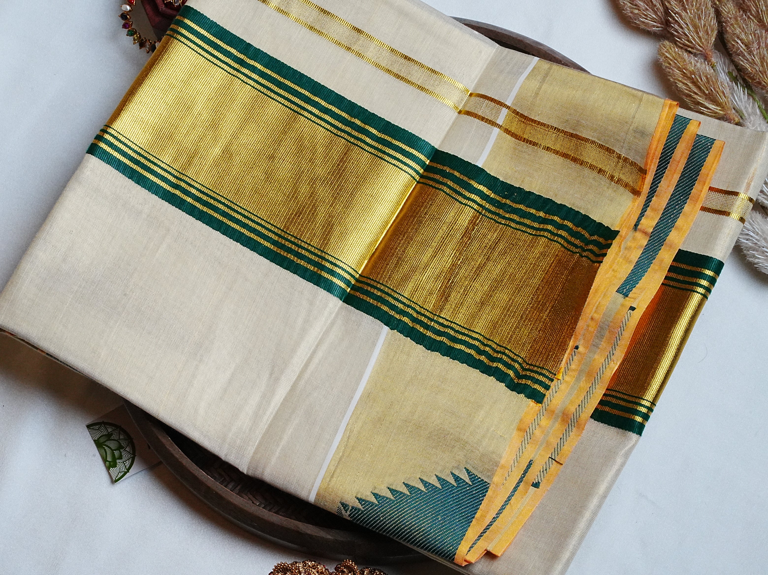 🌿 Bottle Green & Shimmering Kasavu: The Premium Tissue Kerala Saree ✨