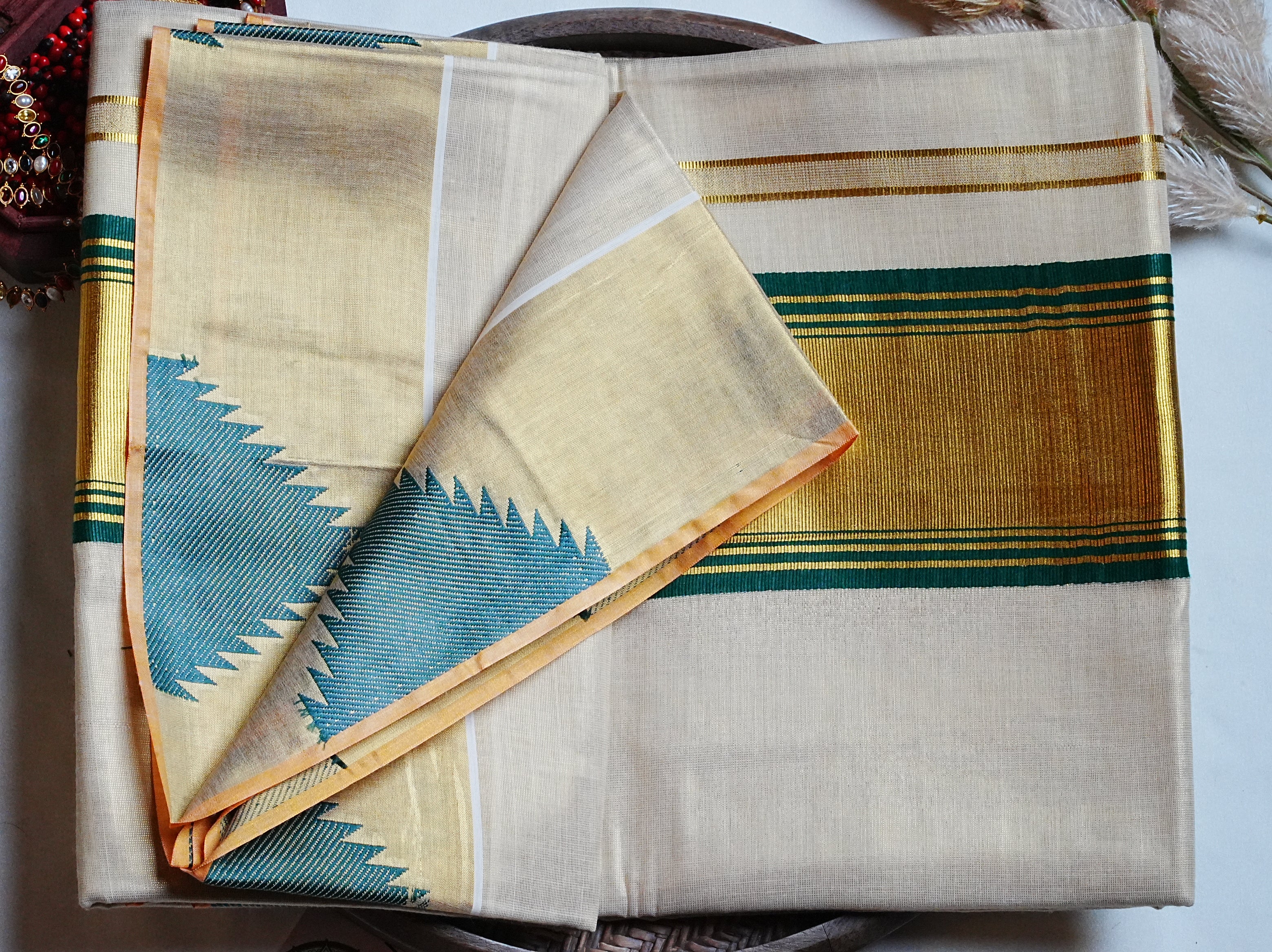🌿 Bottle Green & Shimmering Kasavu: The Premium Tissue Kerala Saree ✨