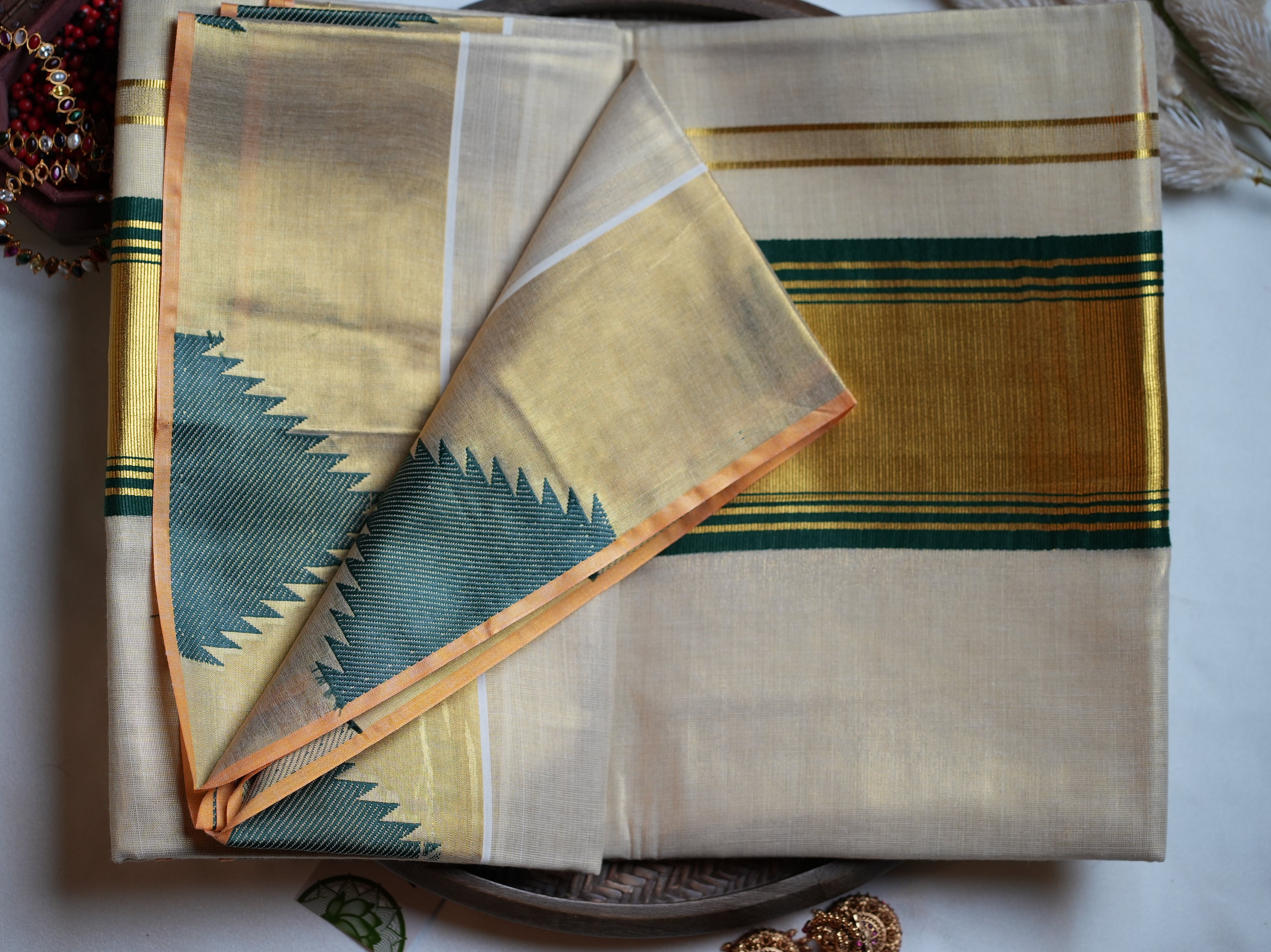 🌿 Bottle Green & Shimmering Kasavu: The Premium Tissue Kerala Saree ✨