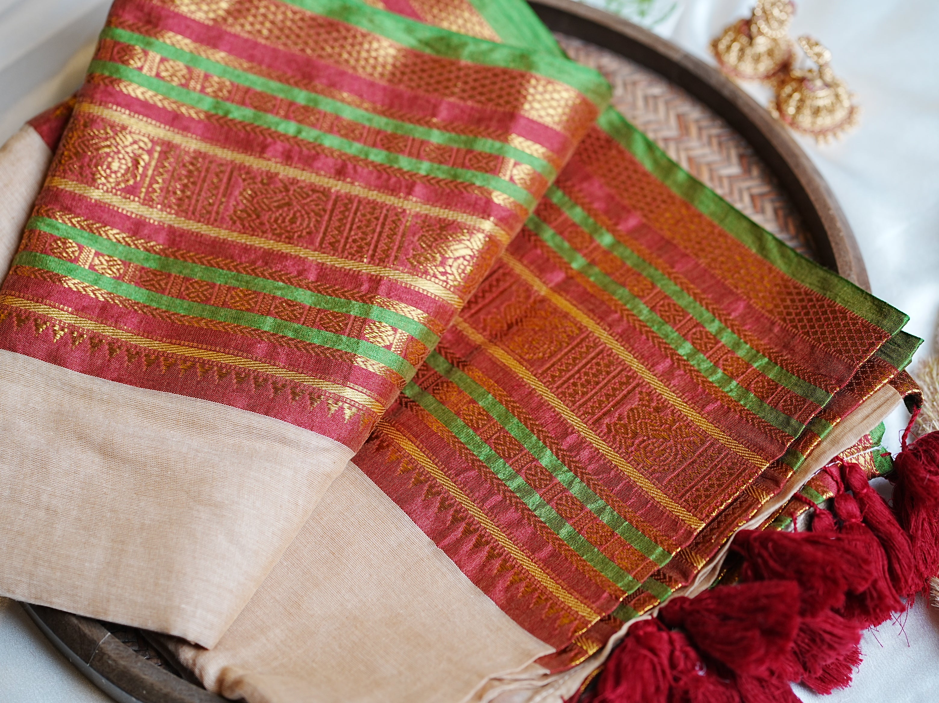 🌿 Festive Crimson, Emerald Green & Heritage Zari: Premium Mulcotton Saree 🪵