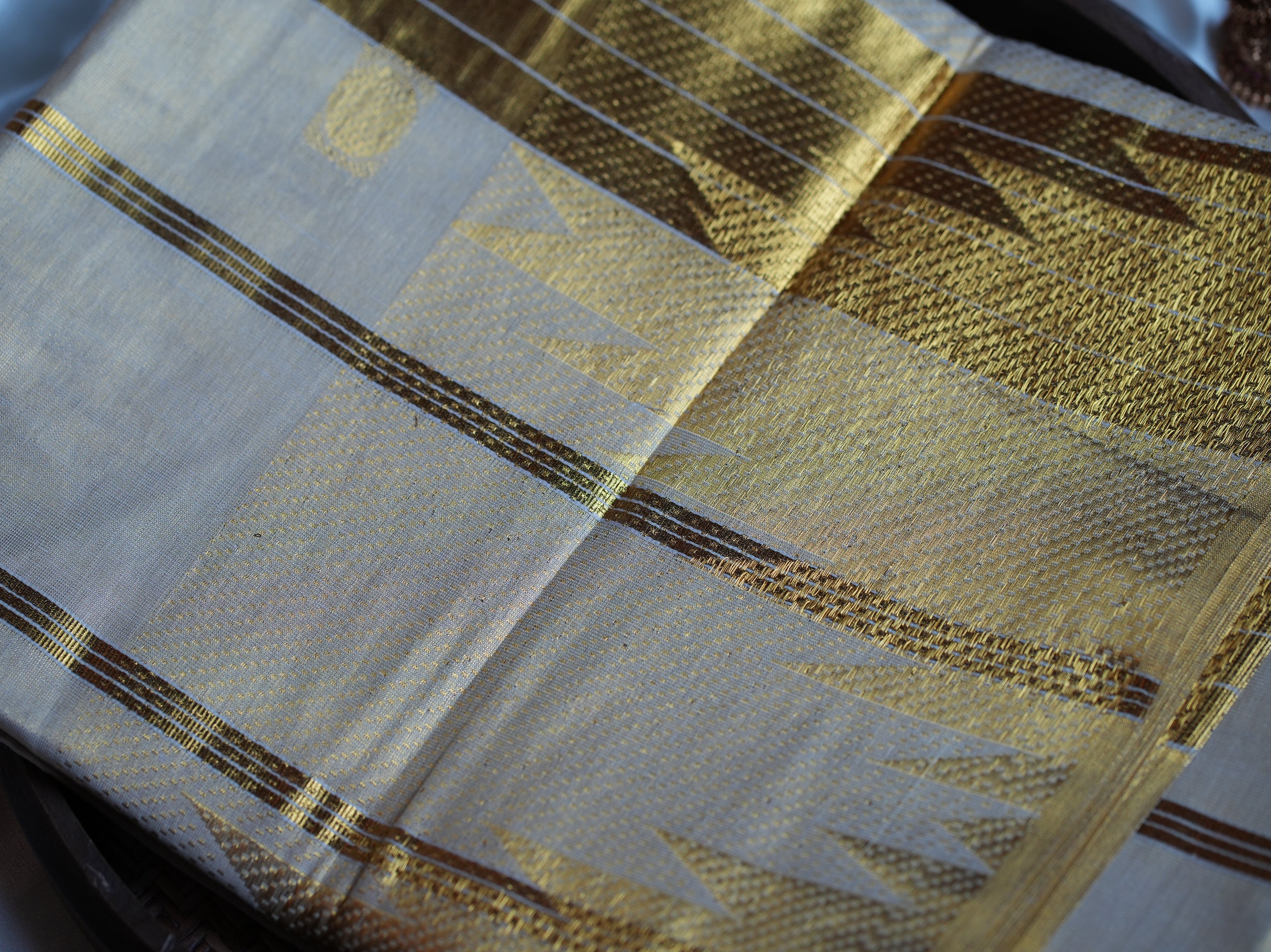✨ Premium Gold Tissue Kerala Saree with Geometric Zari Motifs 🌟