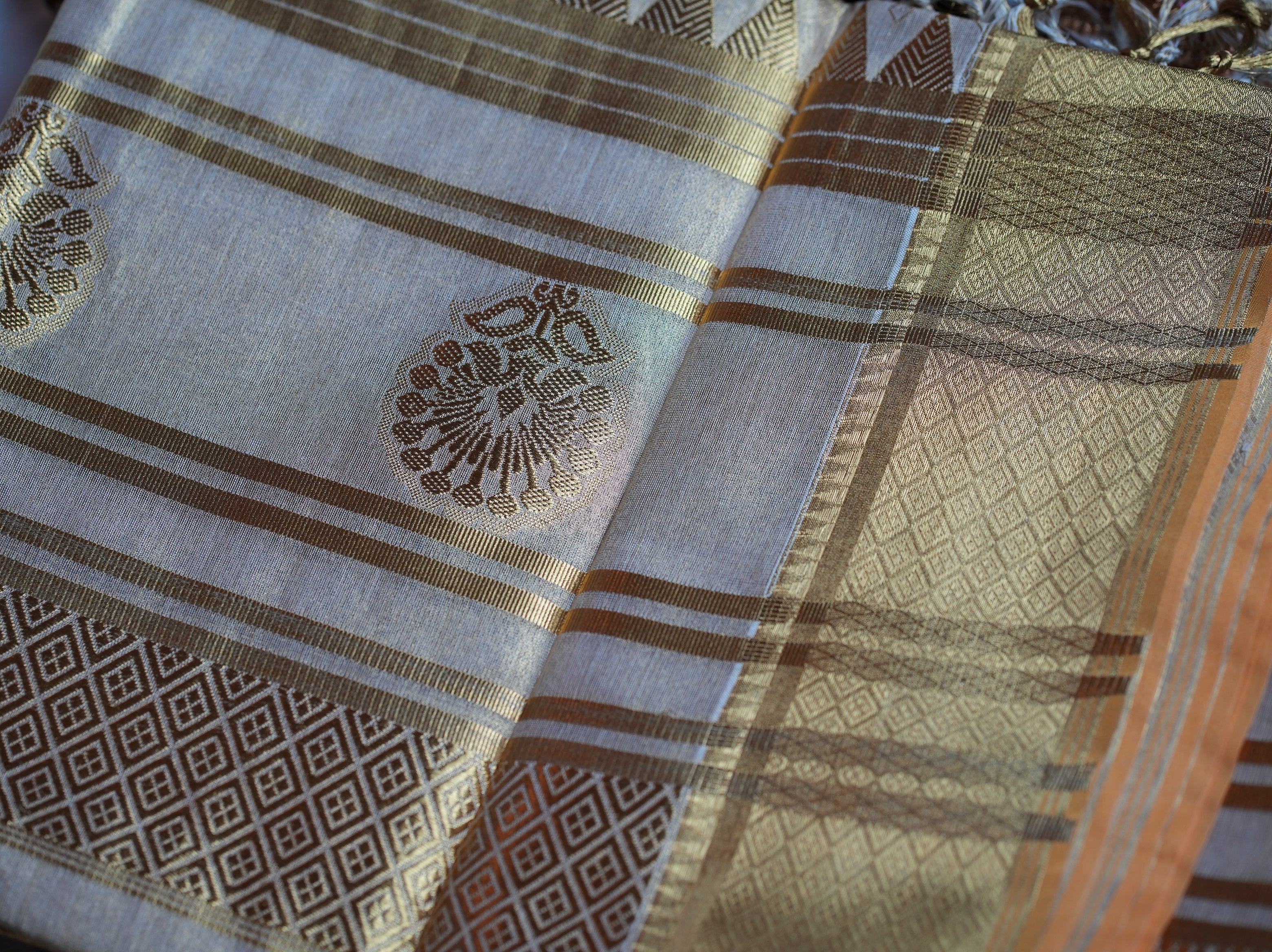 🌟 Luxury Golden Tissue Kerala Saree with Royal Floral Motifs & Running Blouse ✨