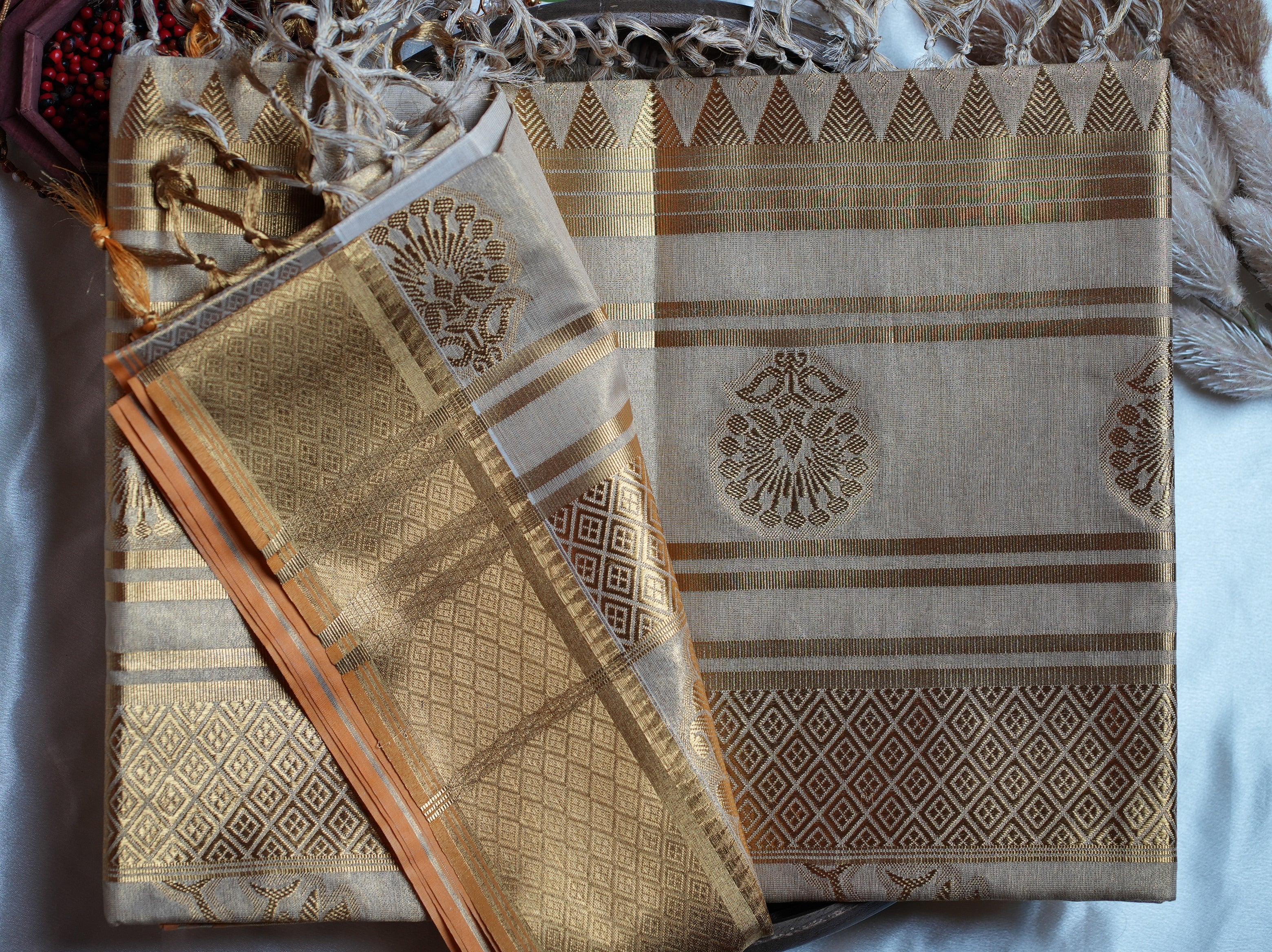 🌟 Luxury Golden Tissue Kerala Saree with Royal Floral Motifs & Running Blouse ✨