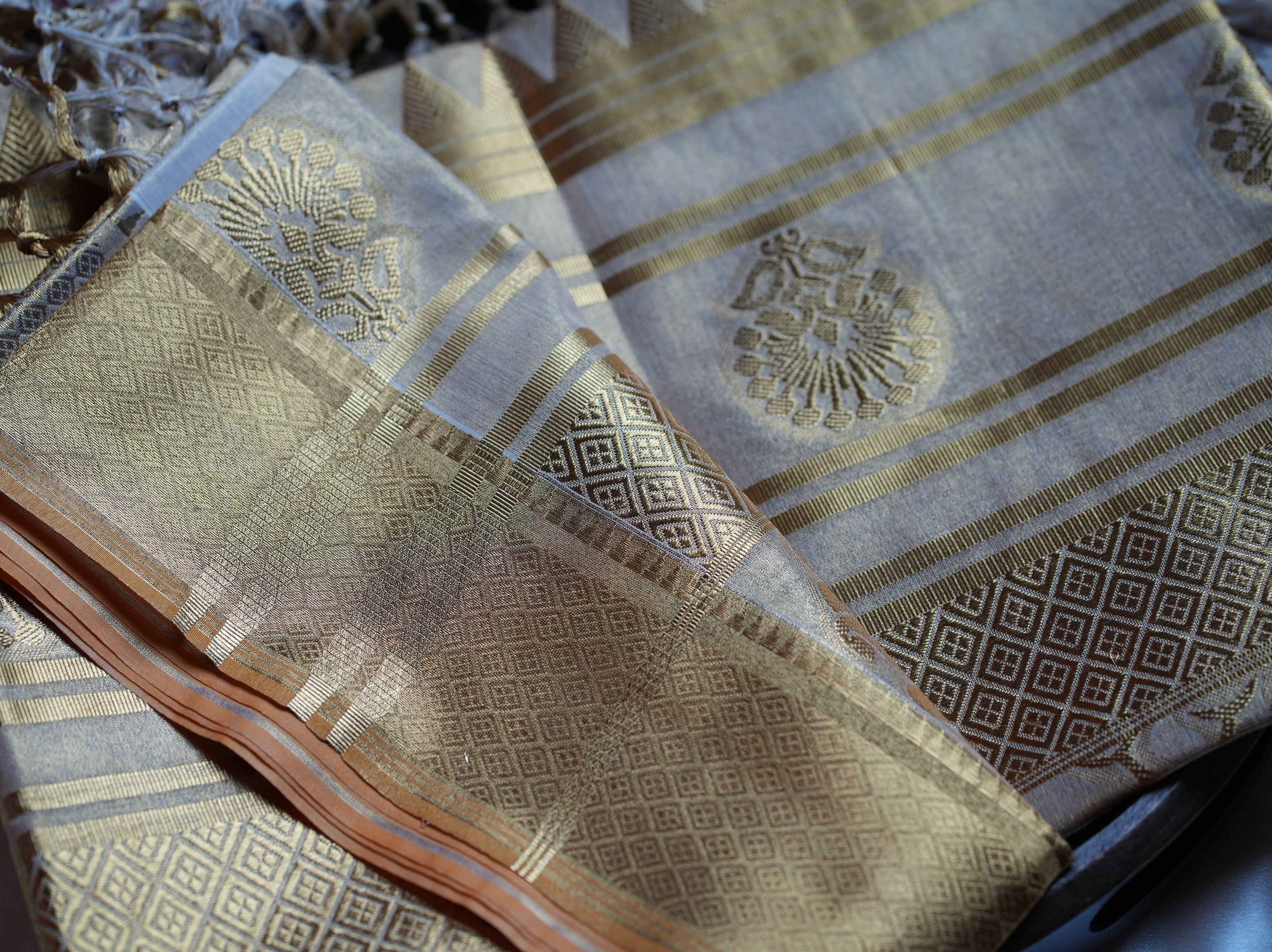 🌟 Luxury Golden Tissue Kerala Saree with Royal Floral Motifs & Running Blouse ✨