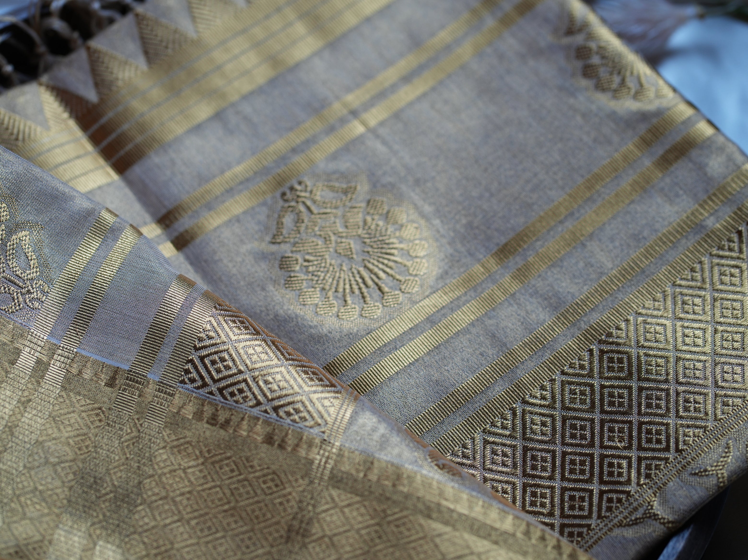 🌟 Luxury Golden Tissue Kerala Saree with Royal Floral Motifs & Running Blouse ✨