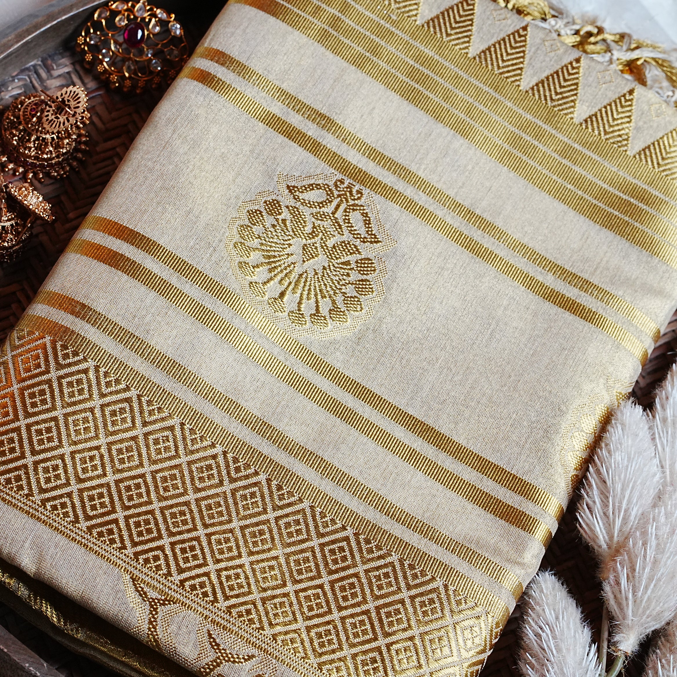 🌟 Luxury Golden Tissue Kerala Saree with Royal Floral Motifs & Running Blouse ✨