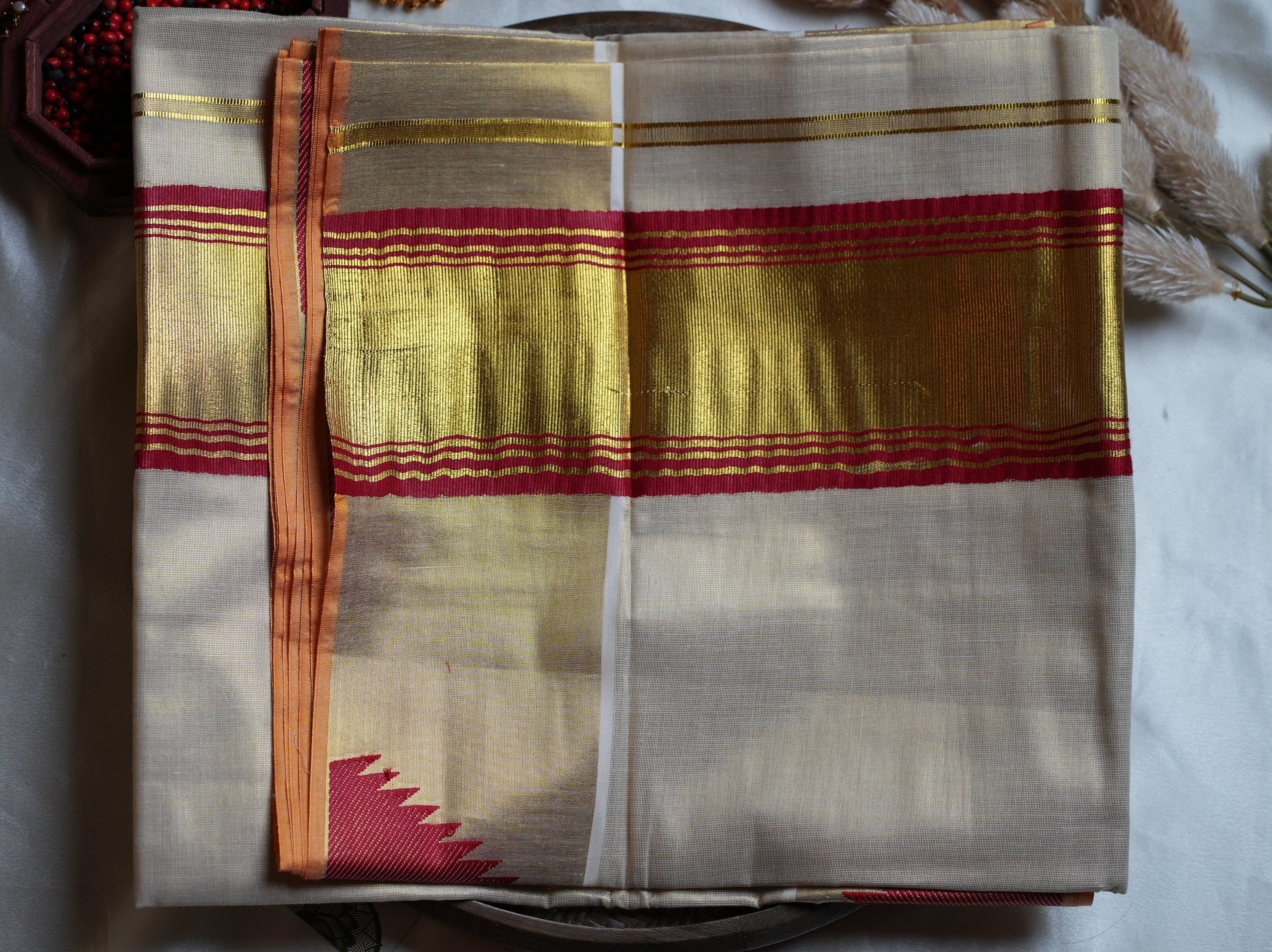 🌹 Crimson Red & Shimmering Kasavu: The Premium Tissue Kerala Saree ✨