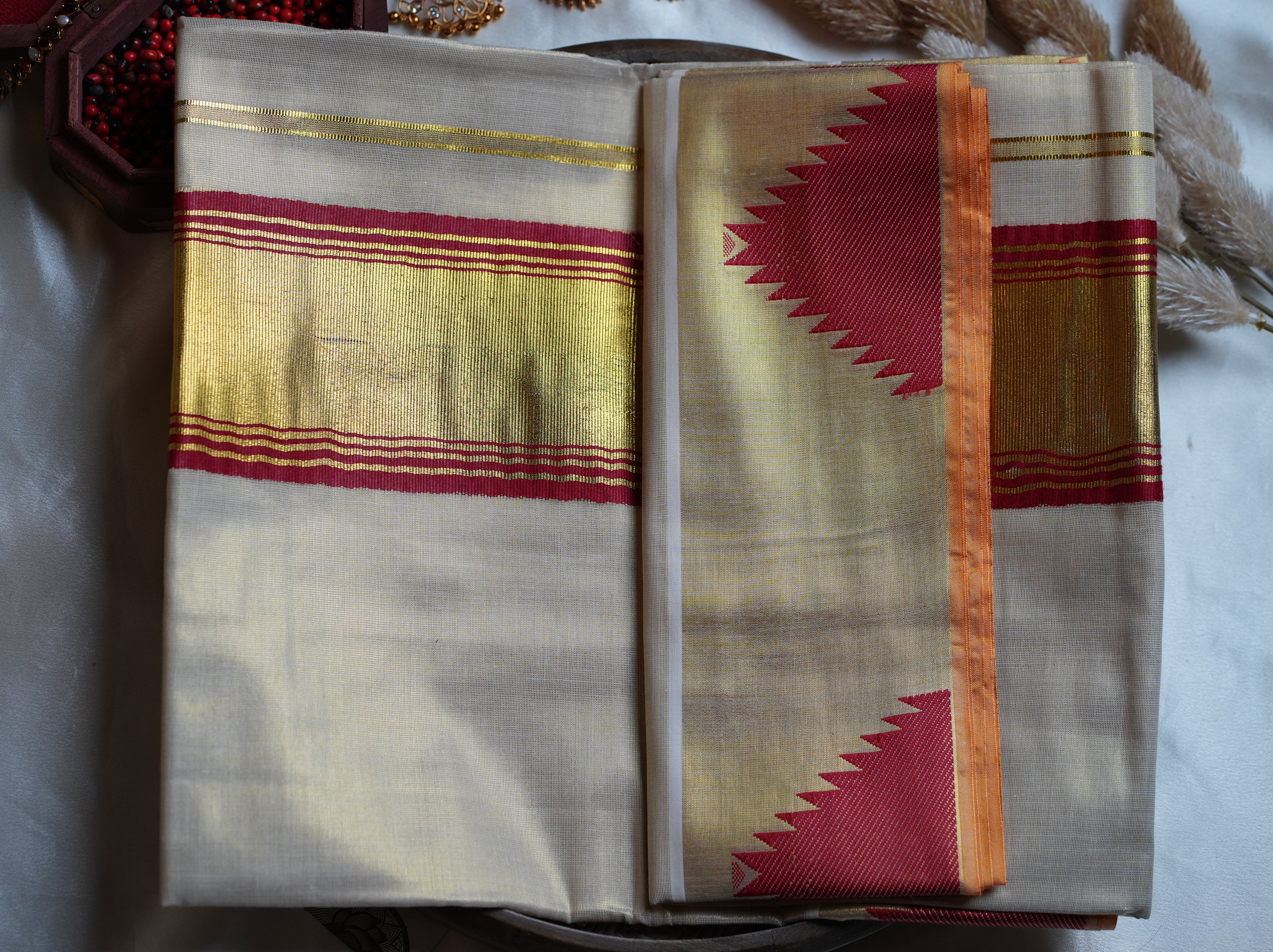 🌹 Crimson Red & Shimmering Kasavu: The Premium Tissue Kerala Saree ✨