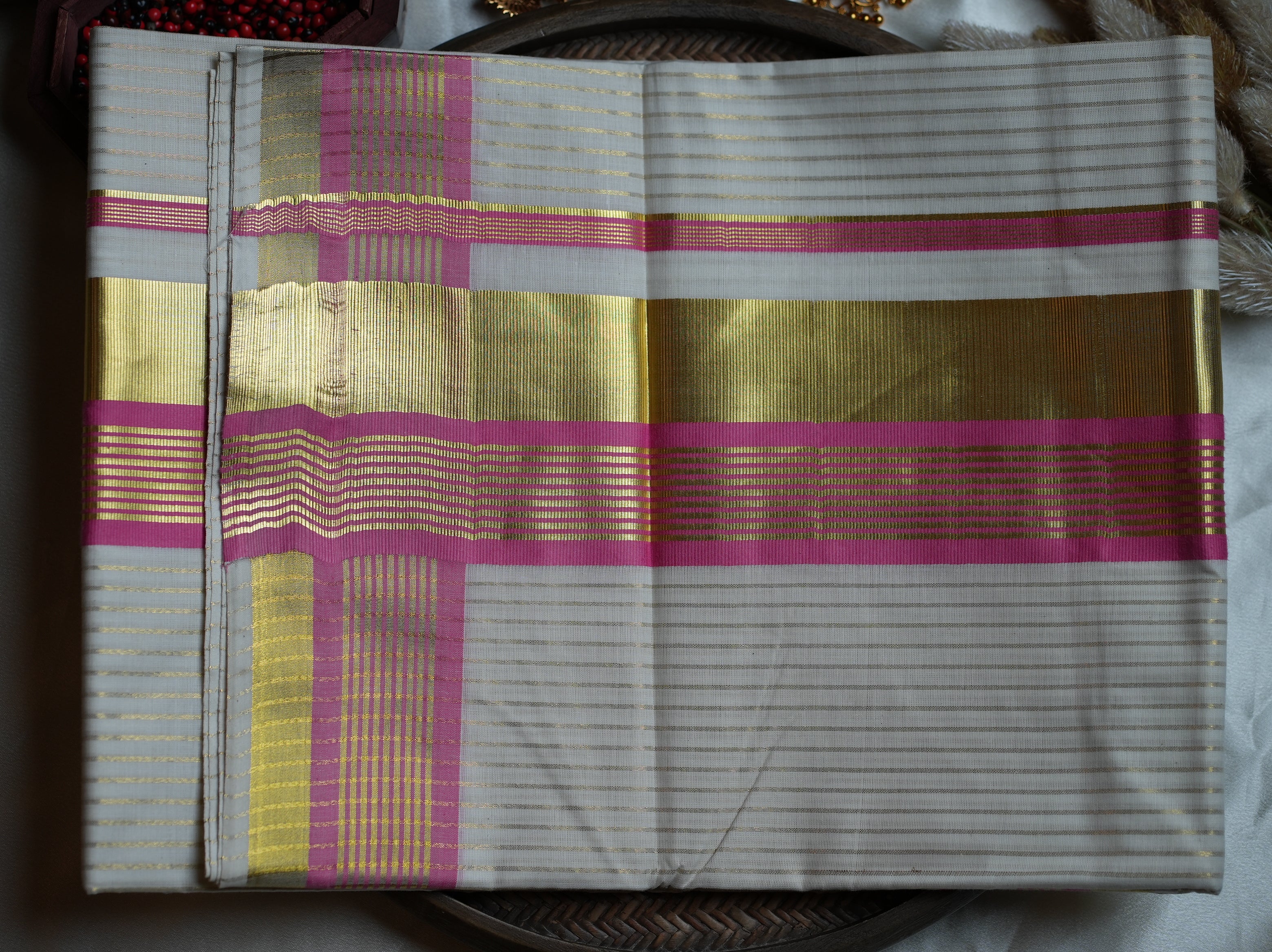 🌸 Blossom Heritage: Premium Kerala Cotton Set Saree with Fine Gold Lines and Rani Pink Accents 🌸