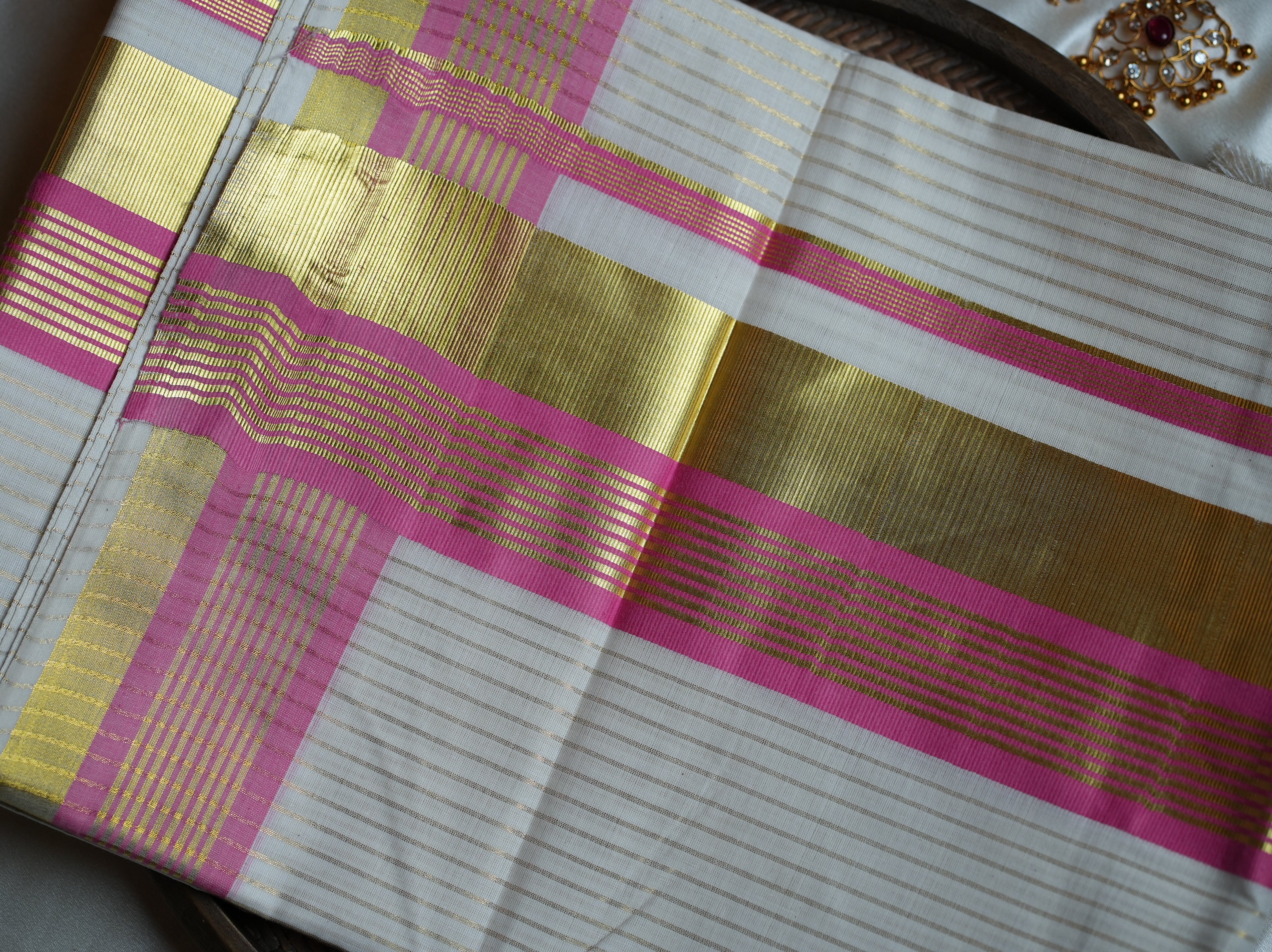 🌸 Blossom Heritage: Premium Kerala Cotton Set Saree with Fine Gold Lines and Rani Pink Accents 🌸