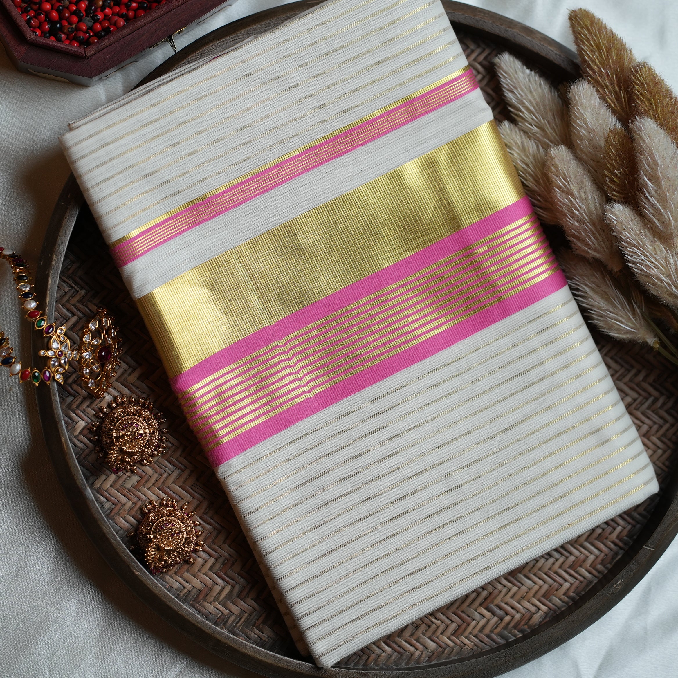 🌸 Blossom Heritage: Premium Kerala Cotton Set Saree with Fine Gold Lines and Rani Pink Accents 🌸
