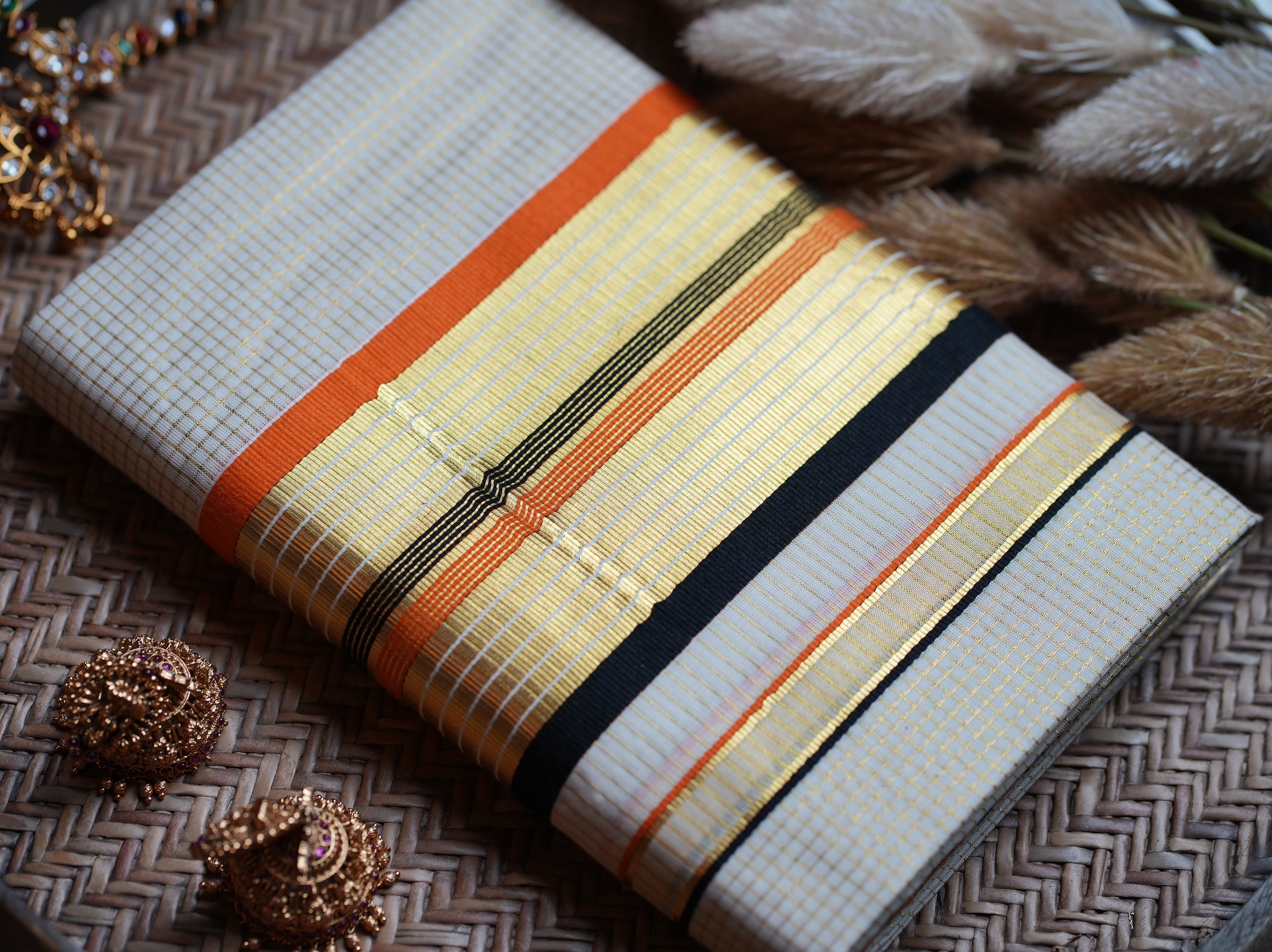 🍊 Premium Off-White Kerala Cotton Single Set Mundu with Orange, Black & Handloom-Grade Kasavu Borders ✨🌾