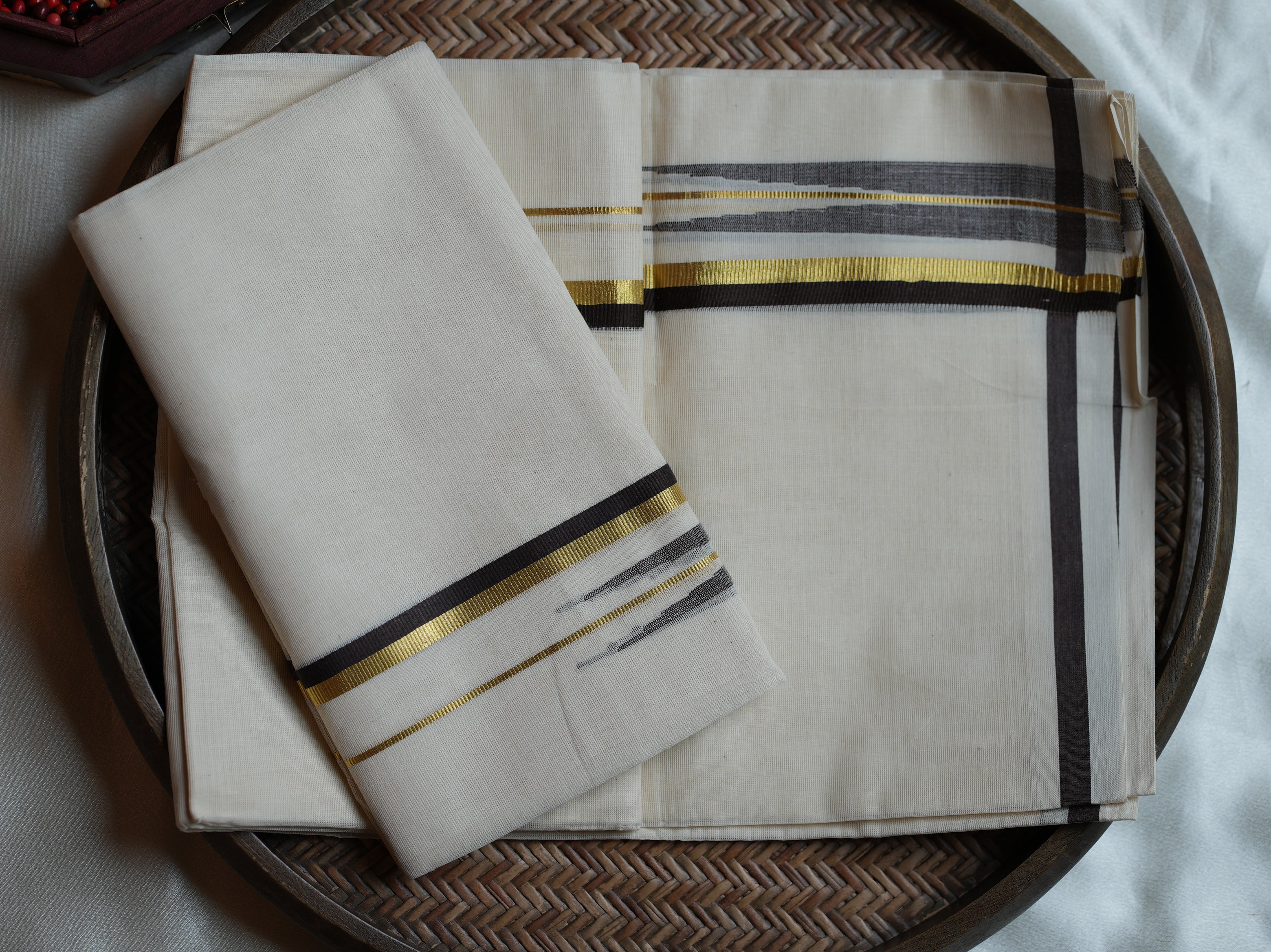 Premium Puliyilakkara Chutti Kerala Single Set Mundu with Black & Gold Accents