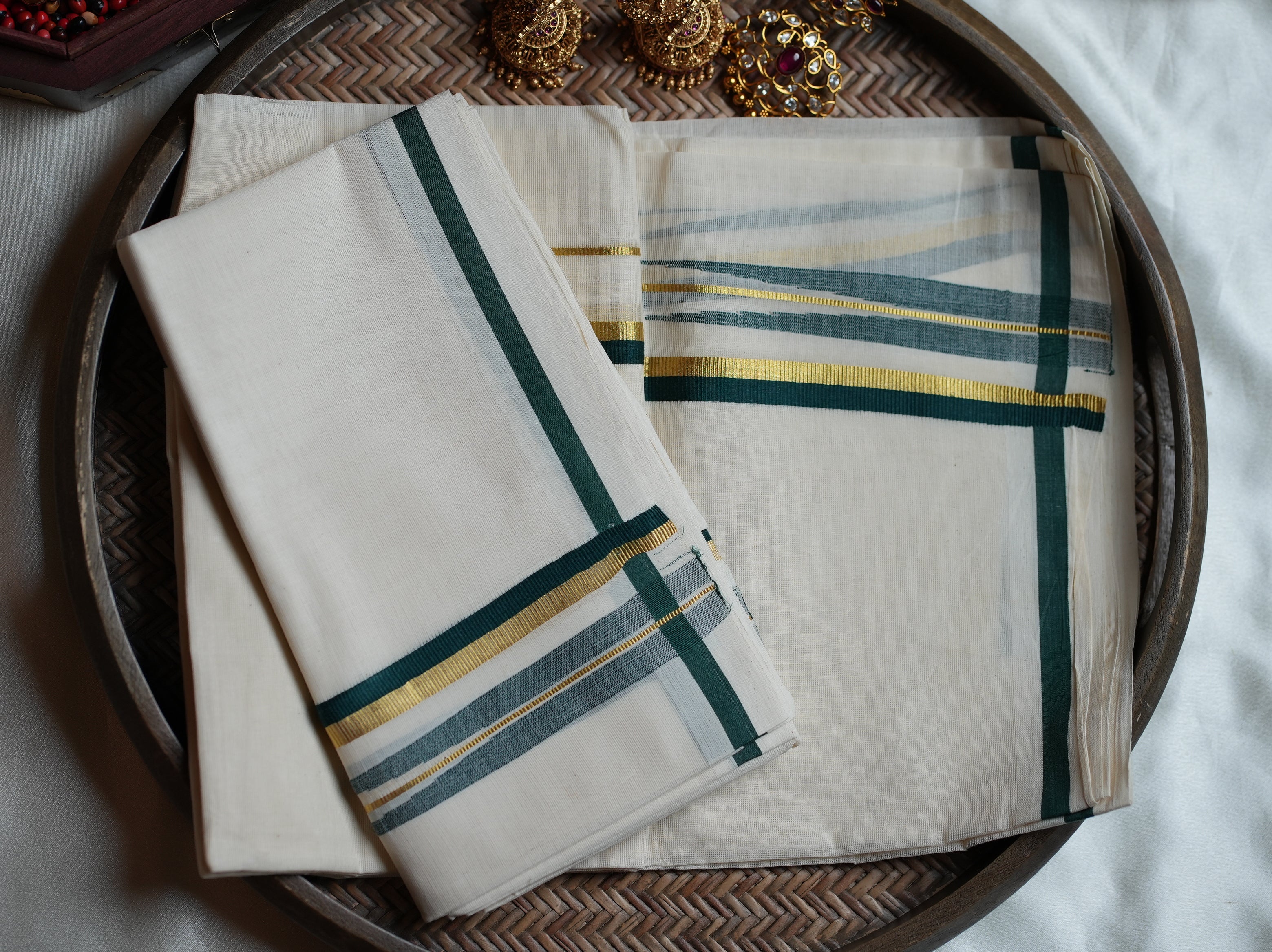 Premium Puliyilakkara Chutti Kerala Single Set Mundu with Deep Forest Green & Gold Accents
