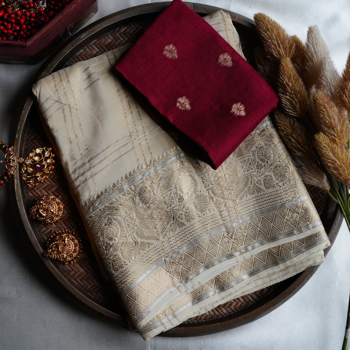 🍦 Creamy Off-White Viscose Crepe Saree with Gold & Silver Zari Weave & Contrast Maroon Blouse ✨🍷 - SAROYA