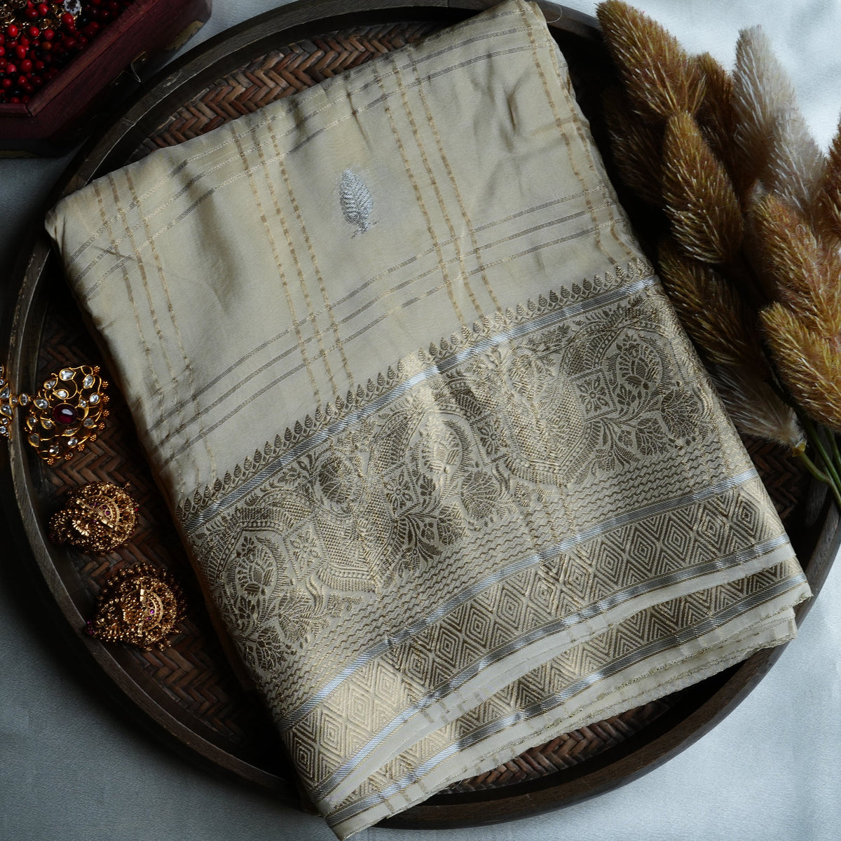 🍦 Creamy Off-White Viscose Crepe Saree with Gold & Silver Zari Weave & Contrast Maroon Blouse ✨🍷 - SAROYA
