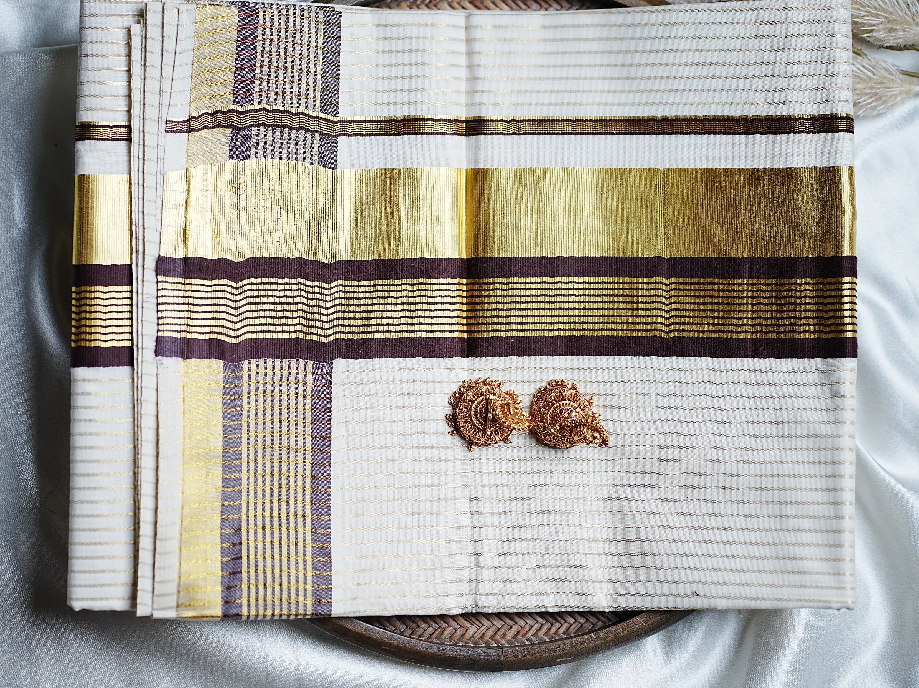 🤎 Elegant Coffee Brown & Shimmering Gold Pinstripes: The Premium Cotton Kerala Set Saree 🤎 - SAROYA