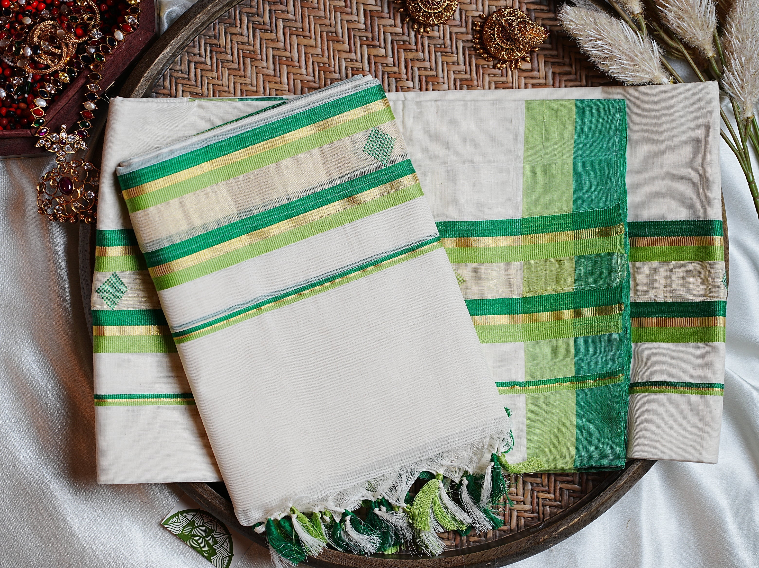 🌿 Fresh Greens & Diamond Weaves: The Premium Balaramapuram Unakapavu Handloom Set Mundu 🌿 - SAROYA