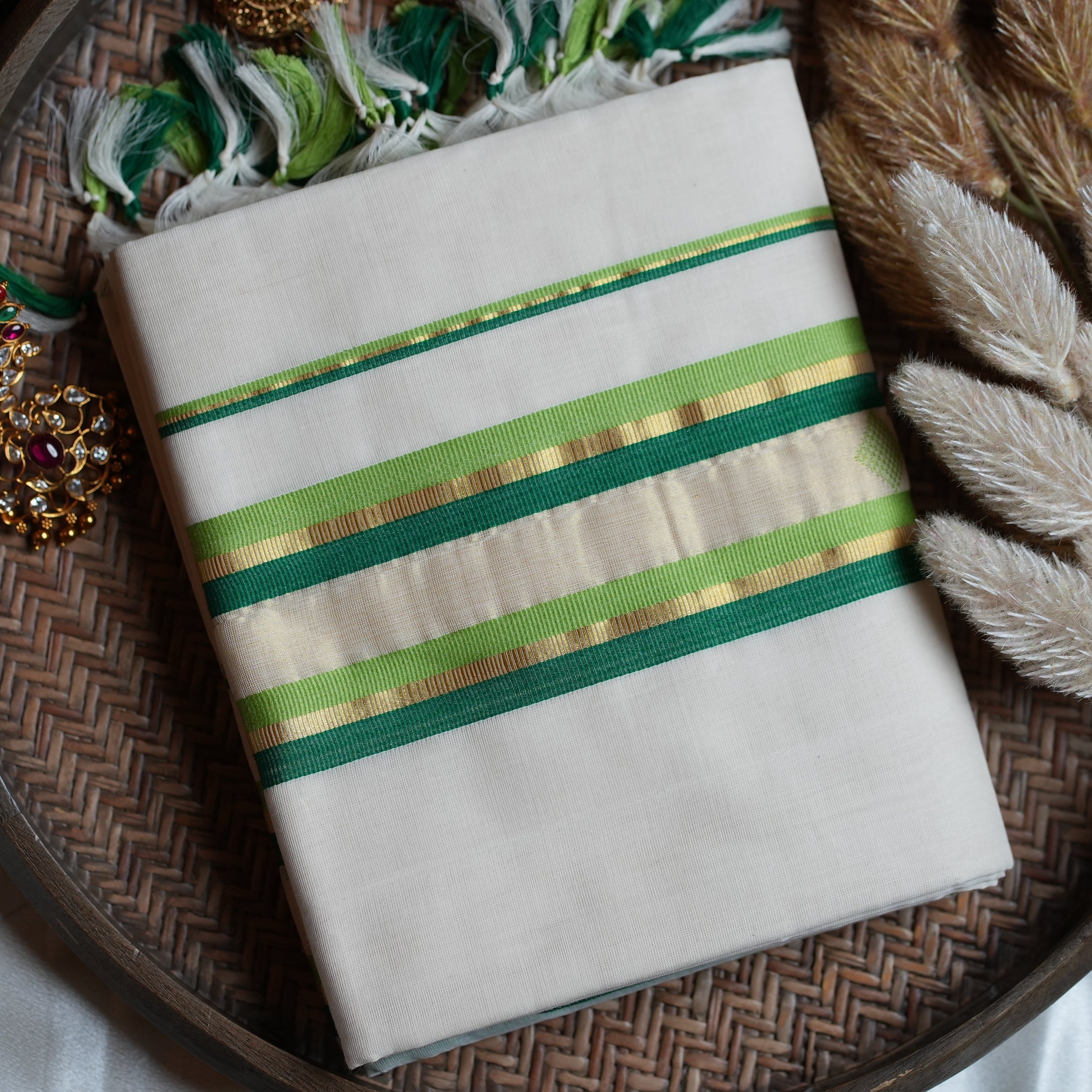 🌿 Fresh Greens & Diamond Weaves: The Premium Balaramapuram Unakapavu Handloom Set Mundu 🌿 - SAROYA