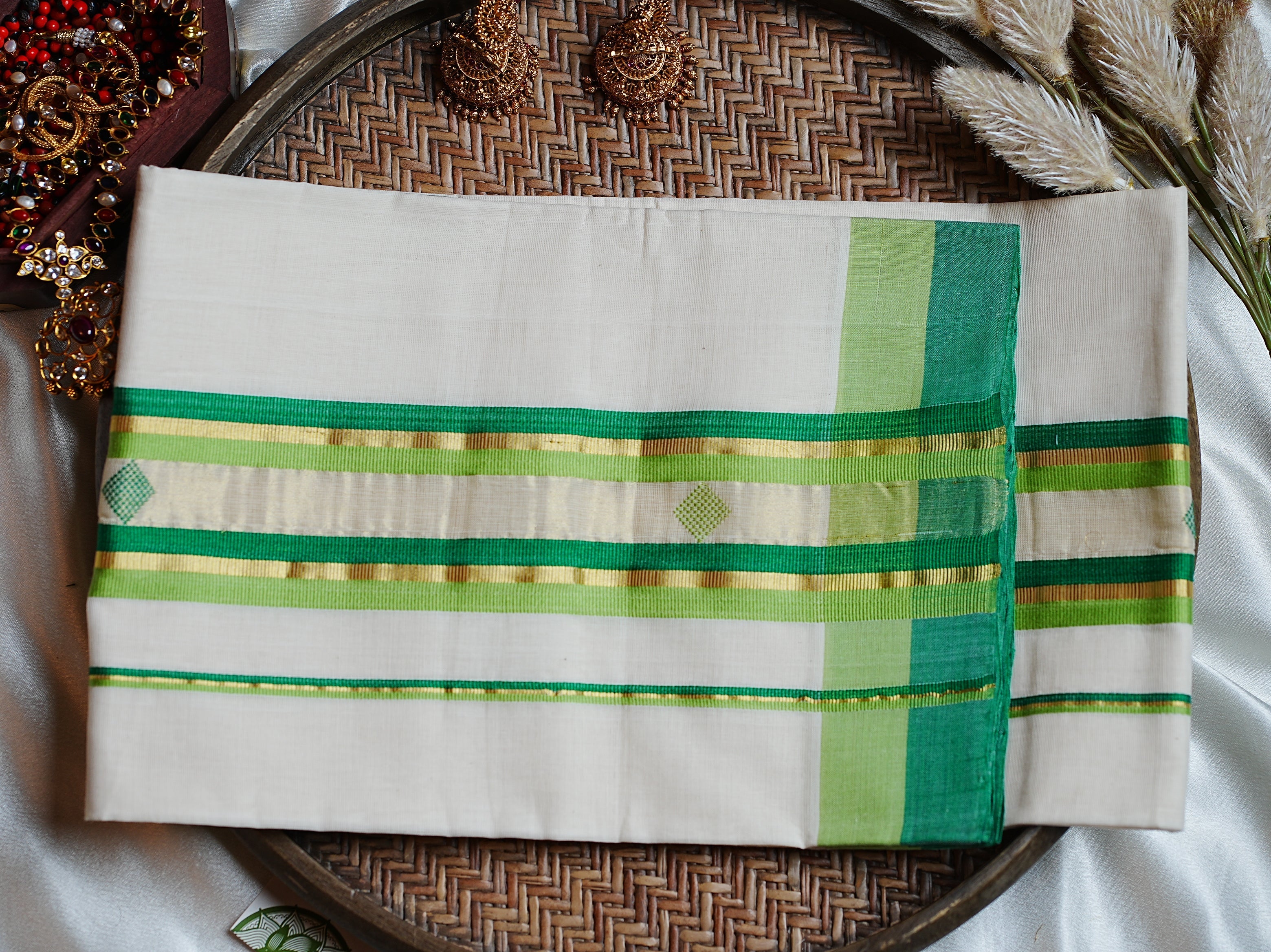 🌿 Fresh Greens & Diamond Weaves: The Premium Balaramapuram Unakapavu Handloom Set Mundu 🌿 - SAROYA