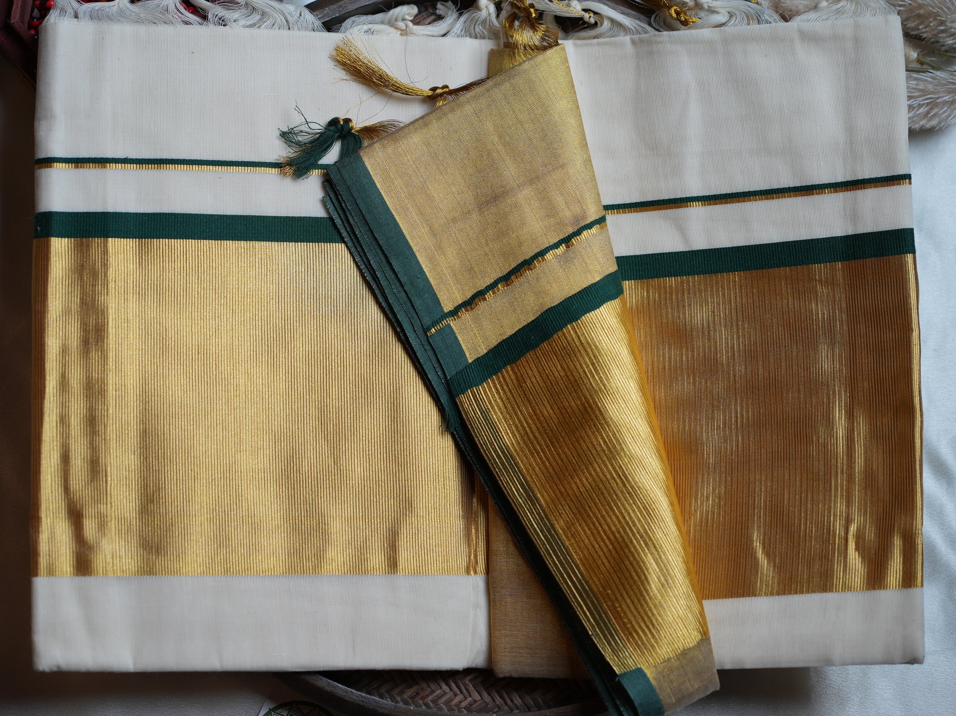 🌿 Pure Cotton Handloom Replica 7-Inch Kasavu Kerala Saree with Bottle Green Border 💚 - SAROYA