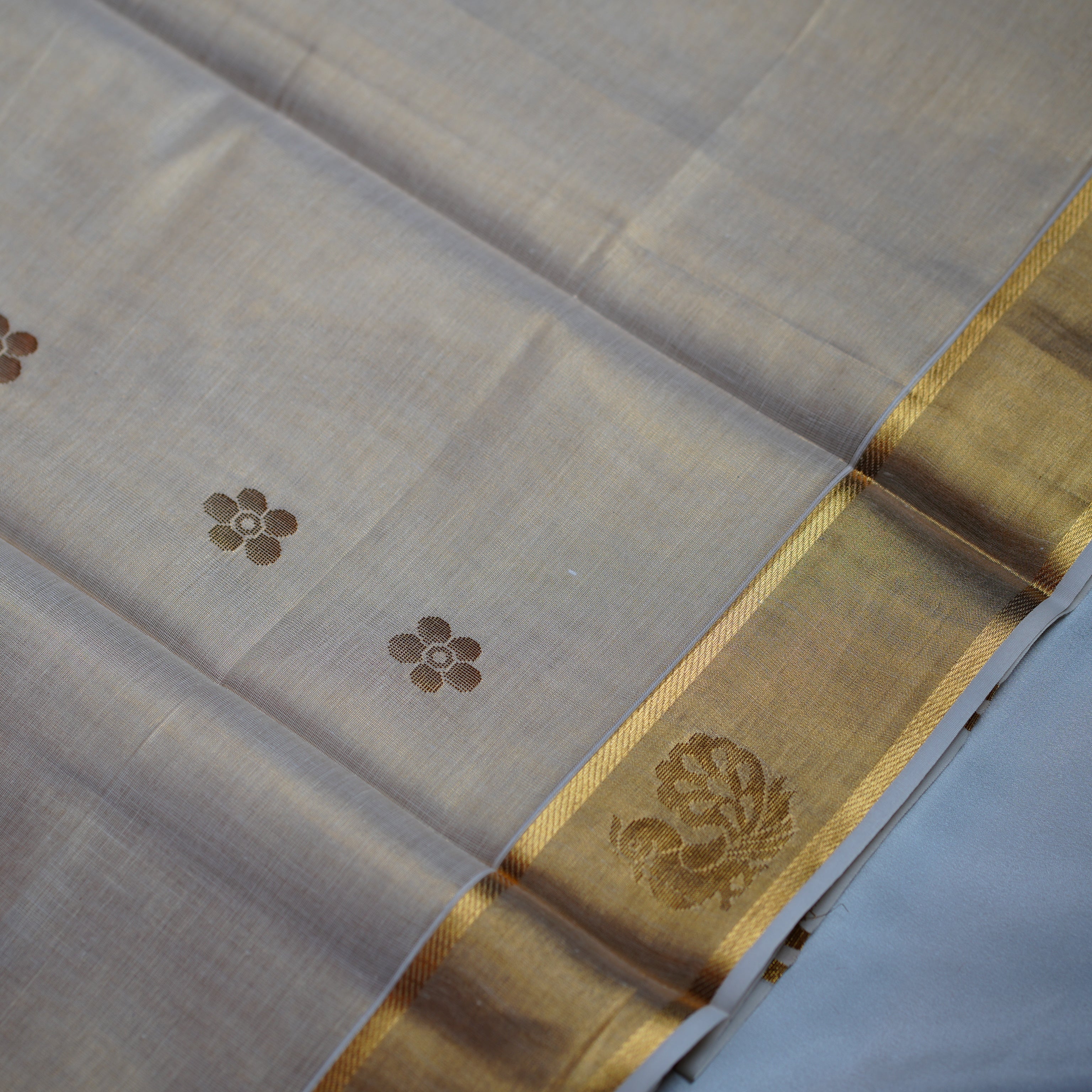 🌸 Royal Flora & Heritage Brocade: The Premium Tissue Kerala Set Mundu 🌸 - SAROYA
