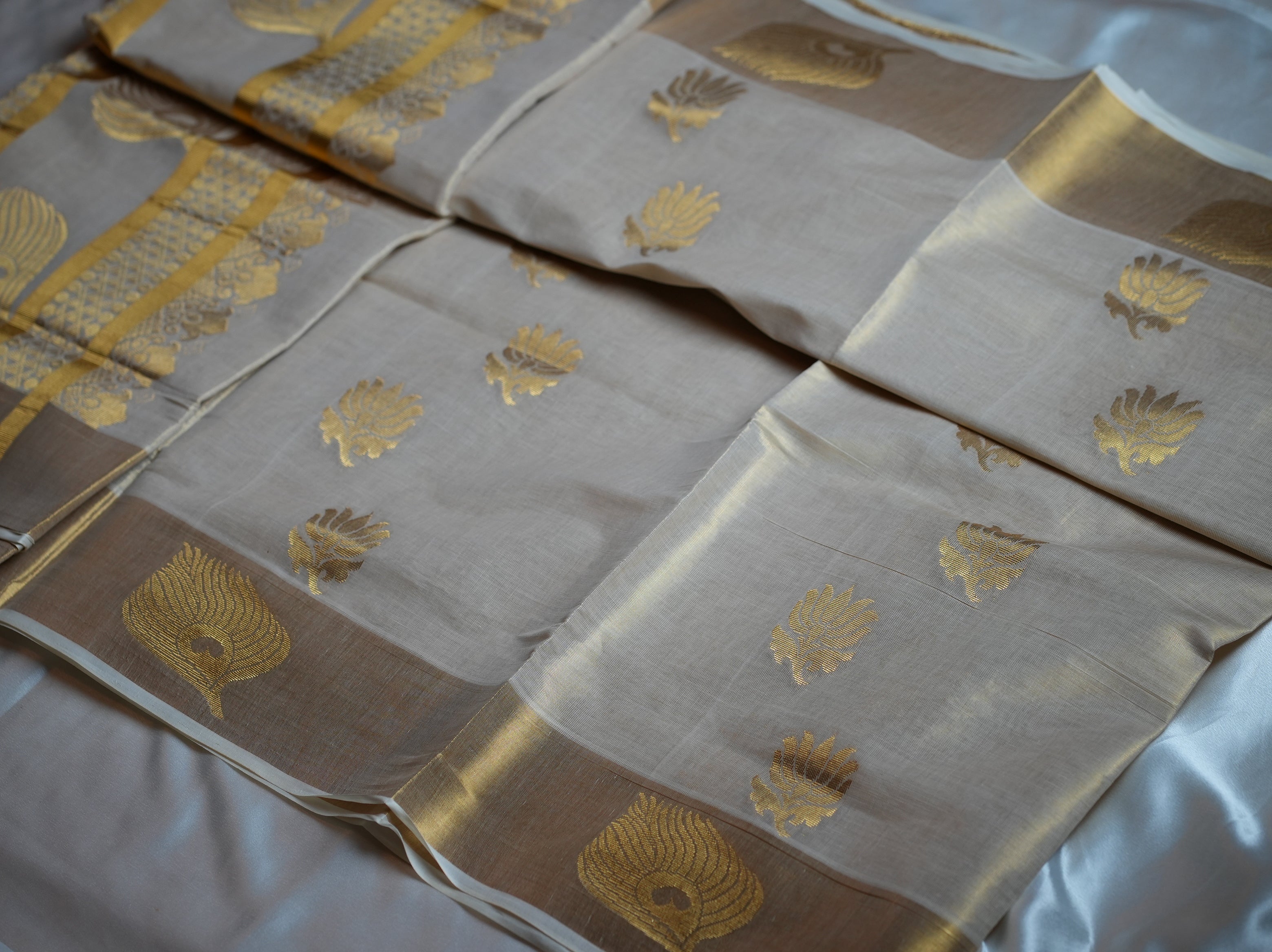 🦚 Shimmering Gold & Royal Peacock Motifs: The Premium Tissue Kerala Saree 🦚 - SAROYA