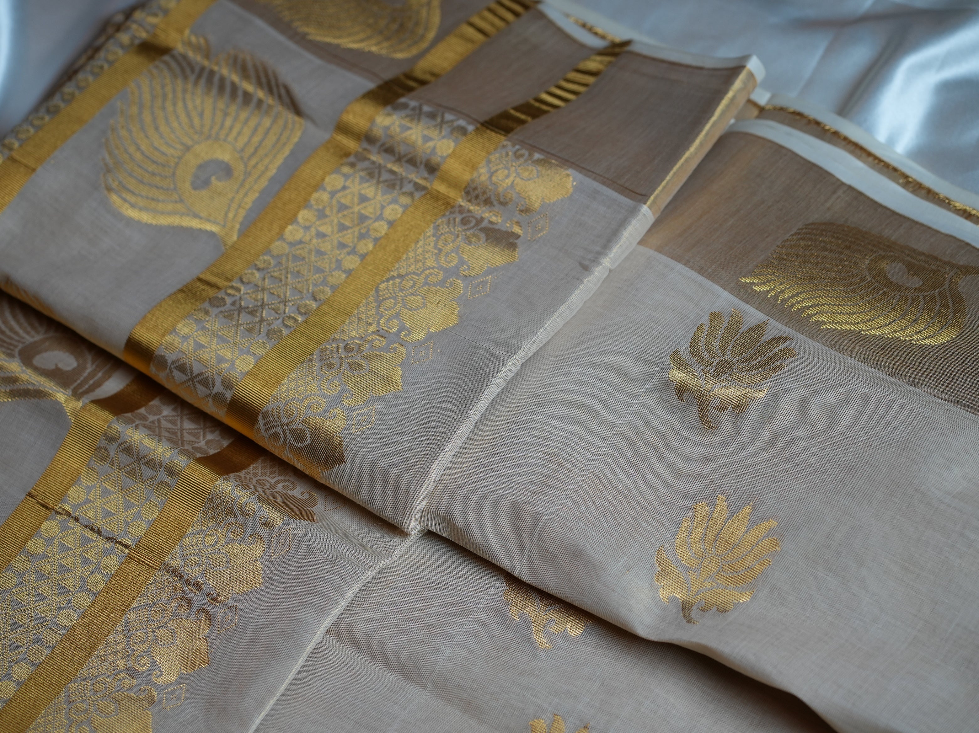 🦚 Shimmering Gold & Royal Peacock Motifs: The Premium Tissue Kerala Saree 🦚 - SAROYA