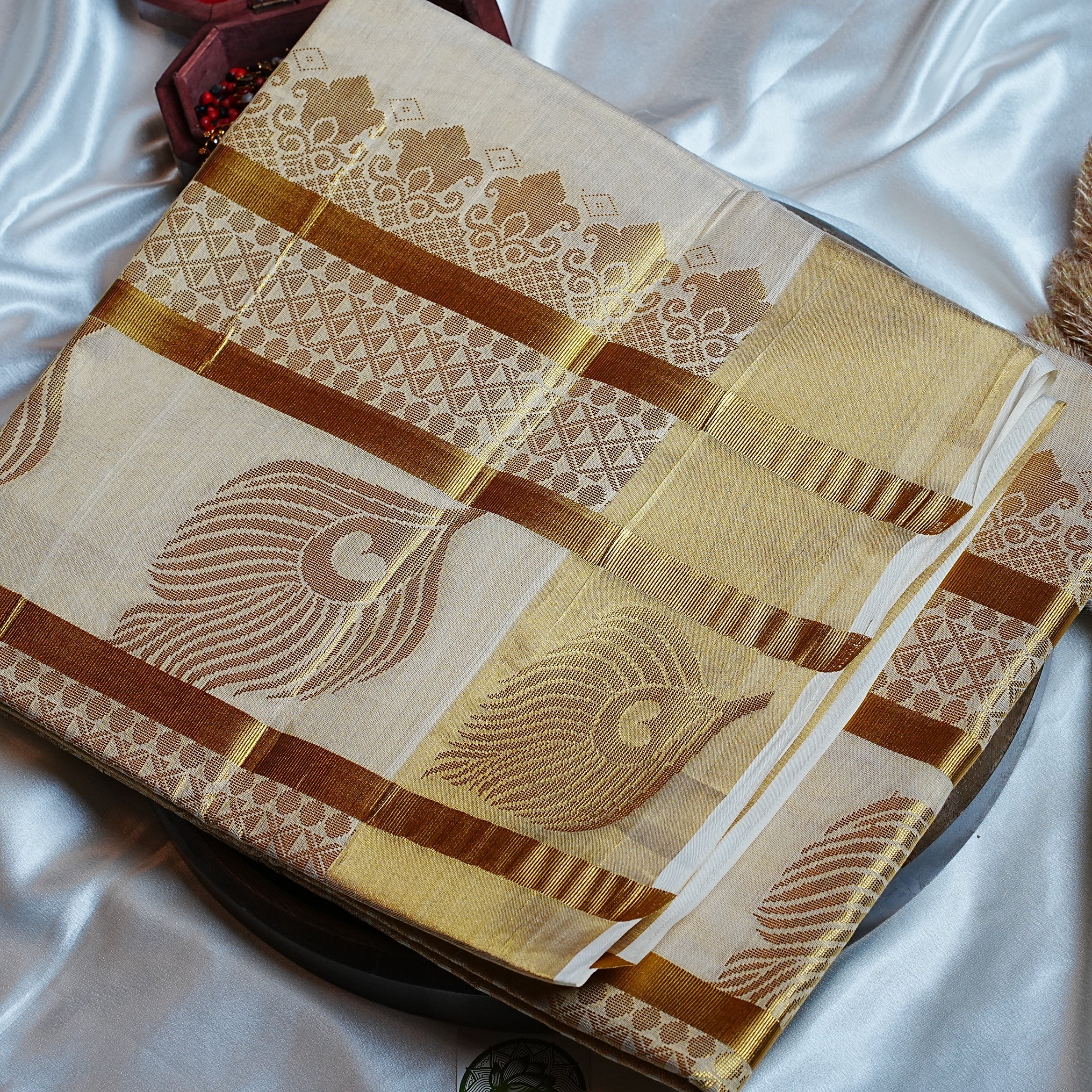 🦚 Shimmering Gold & Royal Peacock Motifs: The Premium Tissue Kerala Saree 🦚 - SAROYA