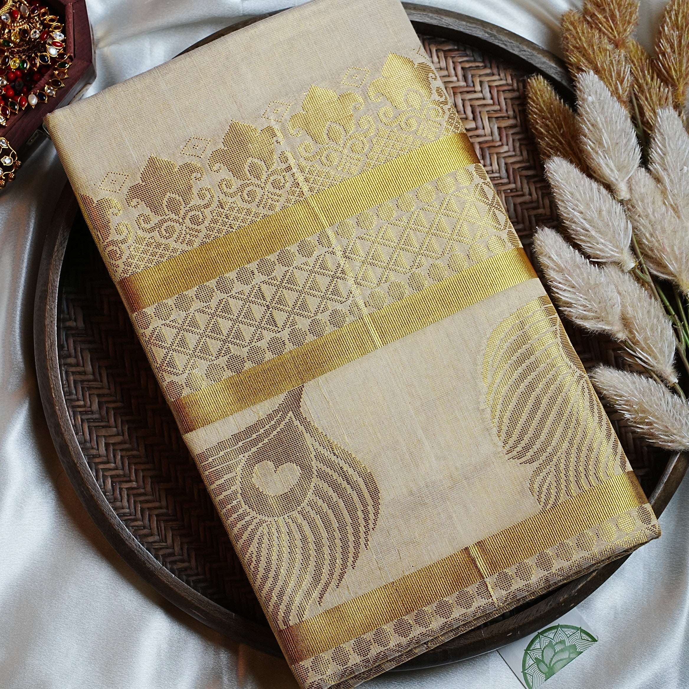 🦚 Shimmering Gold & Royal Peacock Motifs: The Premium Tissue Kerala Saree 🦚 - SAROYA