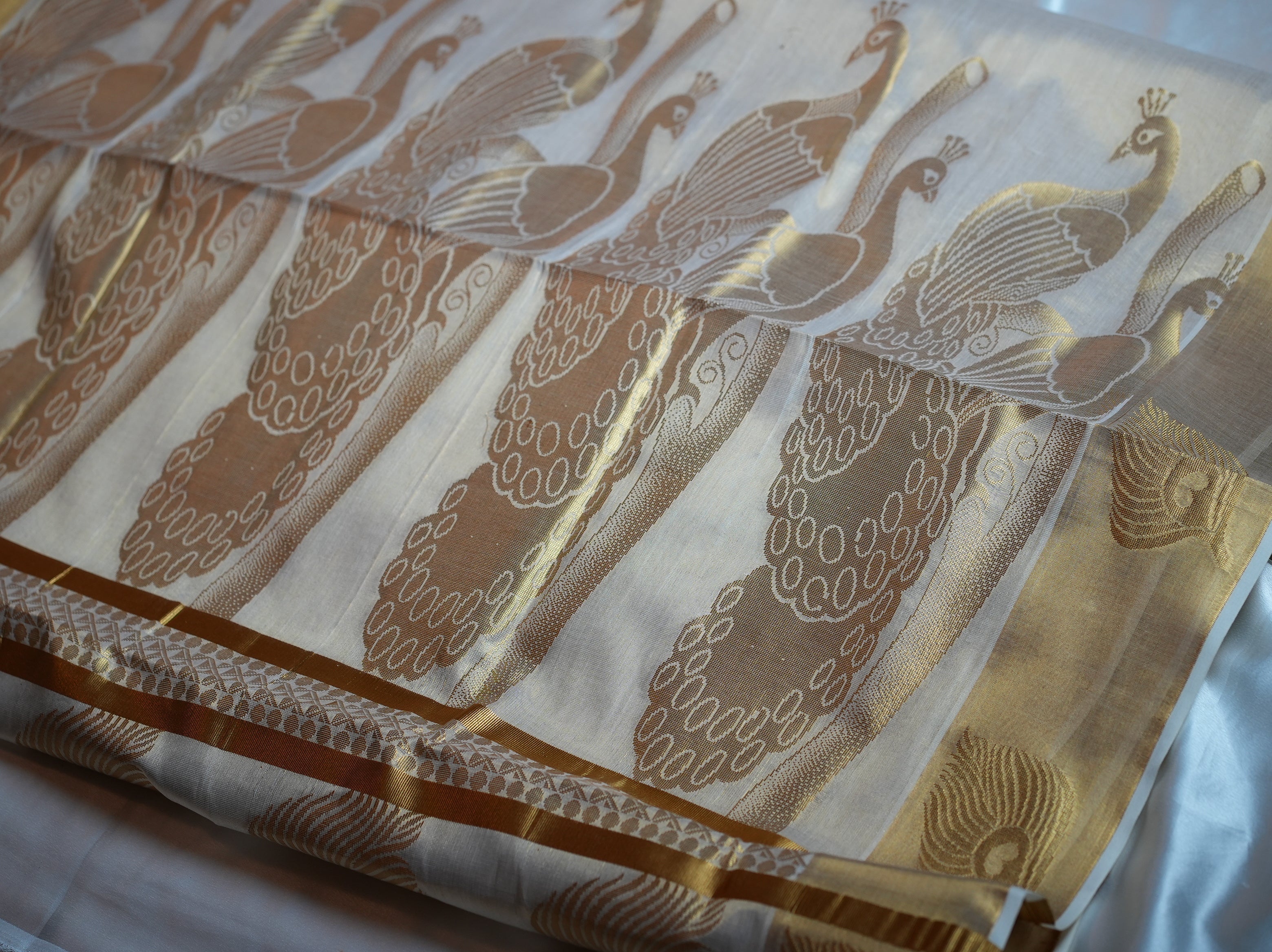 🦚 Shimmering Gold & Royal Peacock Motifs: The Premium Tissue Kerala Saree 🦚 - SAROYA