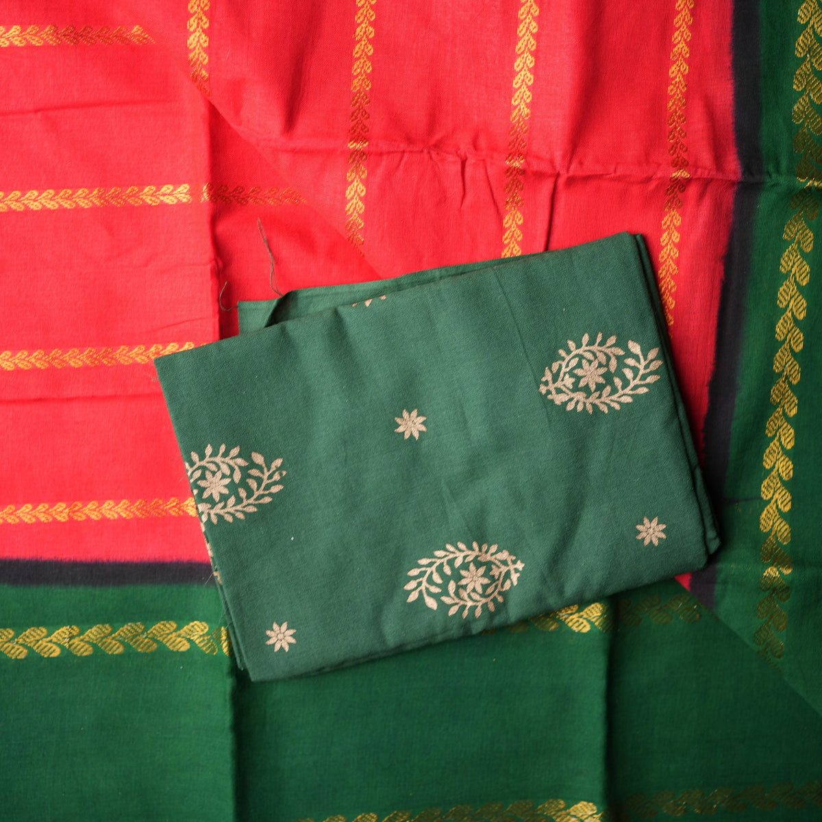 ❤️ Vibrant Red & Forest Green Sungudi Cotton Saree with Zari Check Patterns ✨🌿🥻 - SAROYA