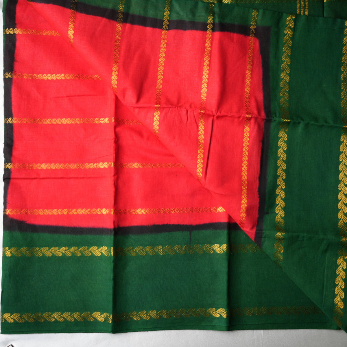 ❤️ Vibrant Red & Forest Green Sungudi Cotton Saree with Zari Check Patterns ✨🌿🥻 - SAROYA